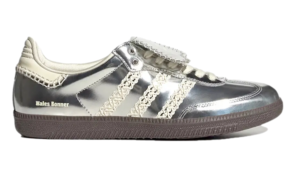 Basket Samba d'Adidas avec détails de broderie, modèle argenté