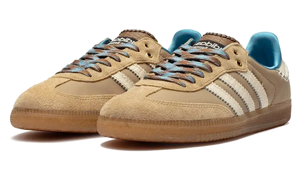 Basket Samba d'Adidas beige/marron et détails bleus