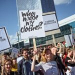 Photo de manifestants pour le Fashion Revolution Day