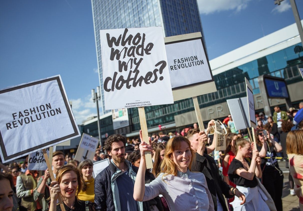 Photo de manifestants pour le Fashion Revolution Day