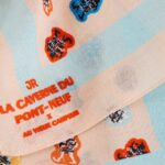 Inspiré par cet événement hors-norme, le Vieux Campeur a imaginé un vestiaire JR x Au Vieux Campeur prolongeant cette expérience inédite.