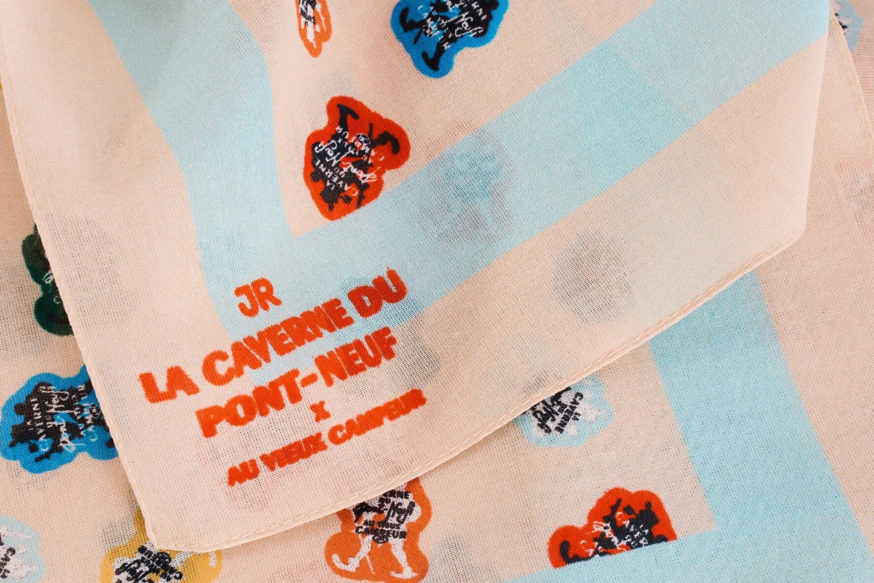 Inspiré par cet événement hors-norme, le Vieux Campeur a imaginé un vestiaire JR x Au Vieux Campeur prolongeant cette expérience inédite.