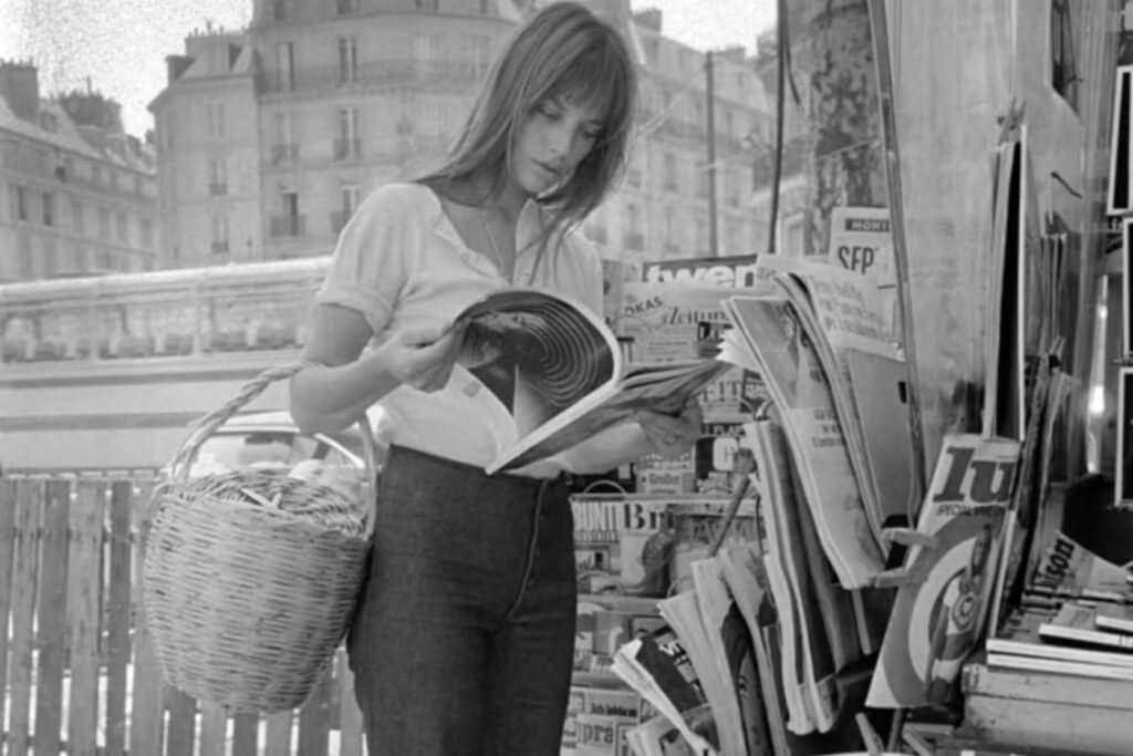 Jane Birkin devant un kiosque parisien en 1970