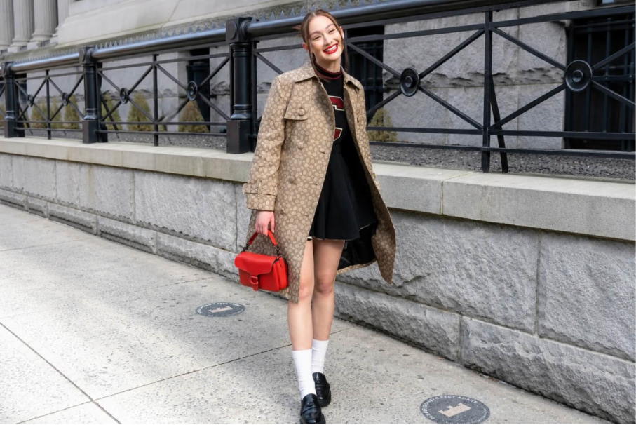 Lola Tung, égérie de la marque Coach