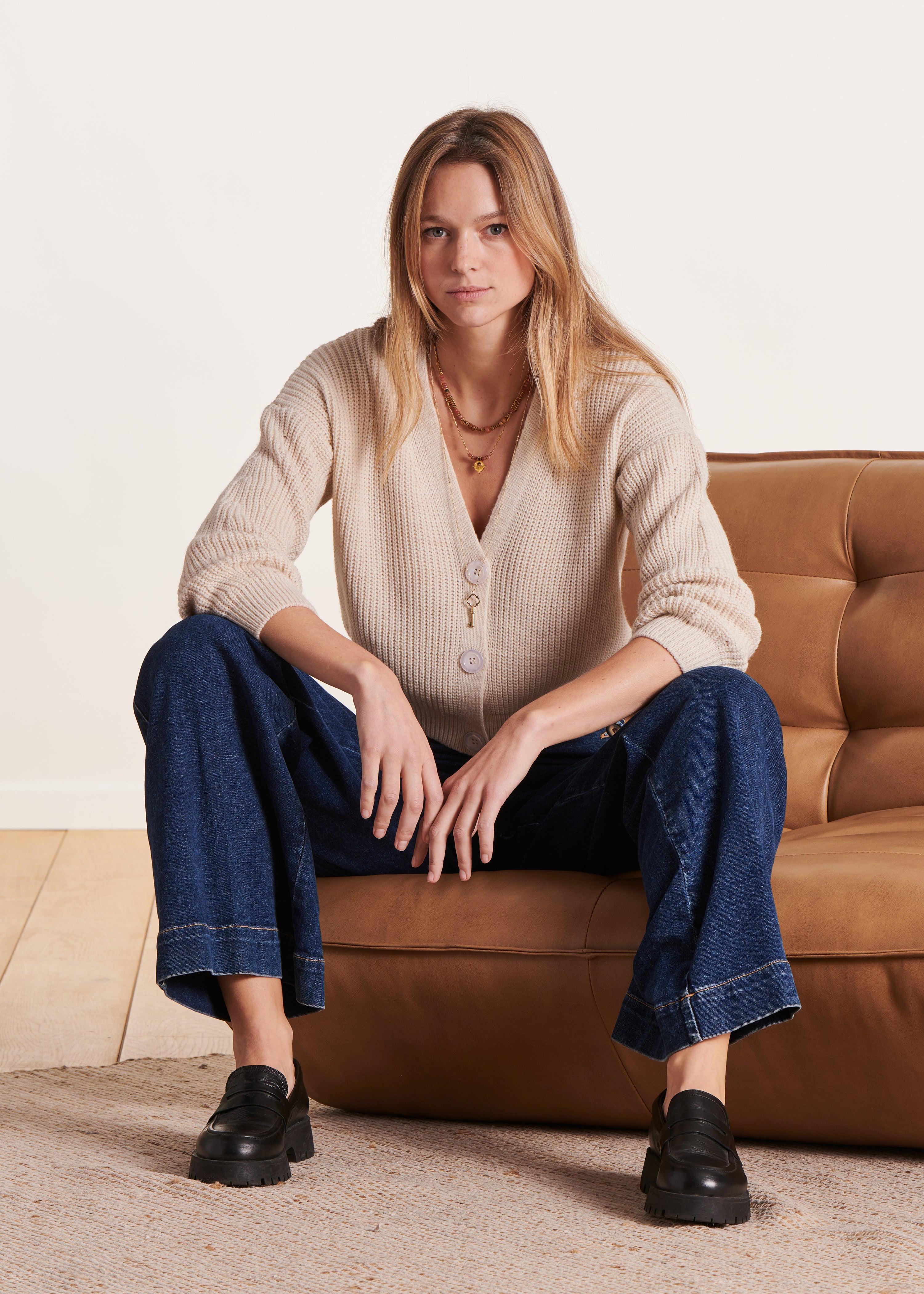 Gilet écru court en maille côtes perlées