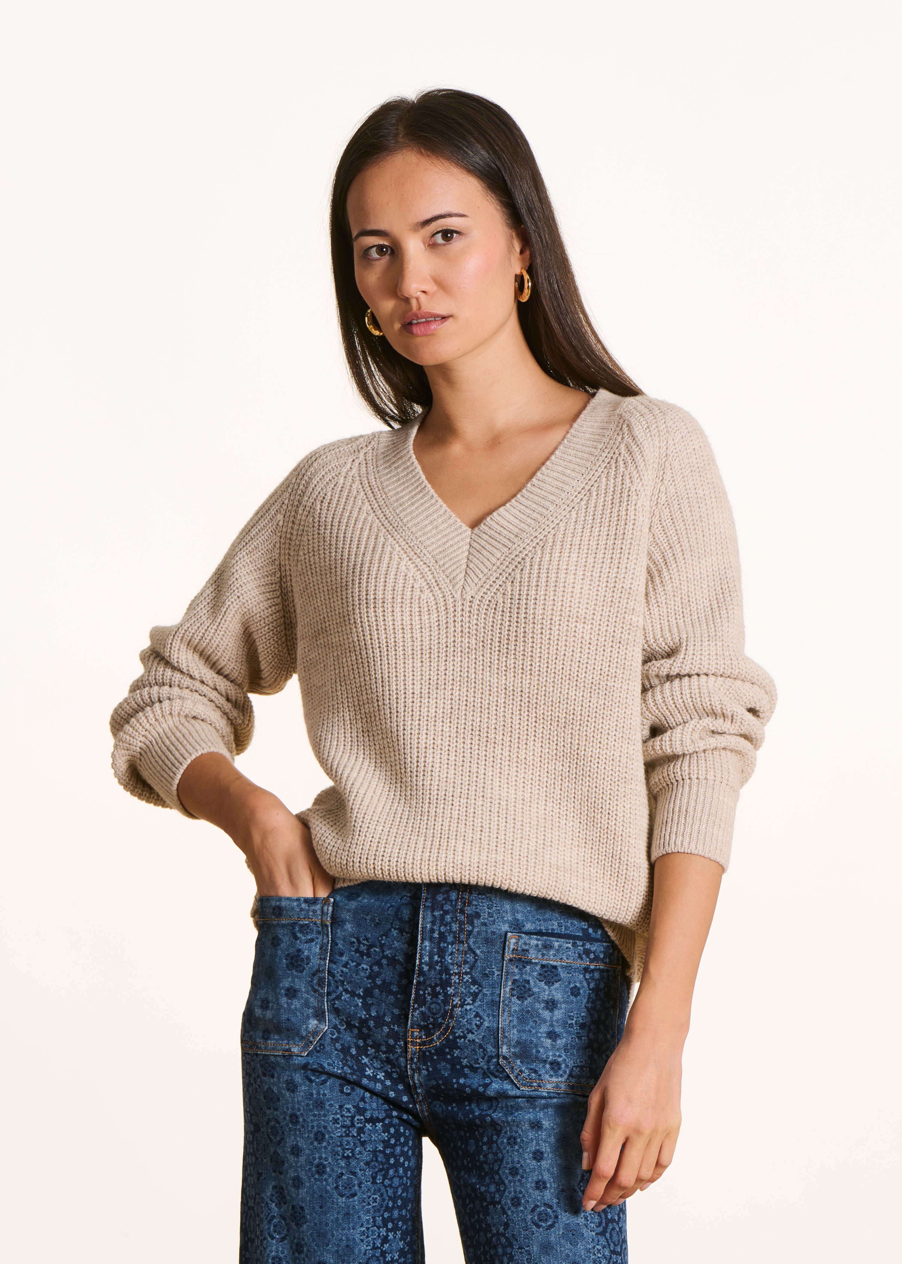 Pull beige encolure V en maille côtes perlées
