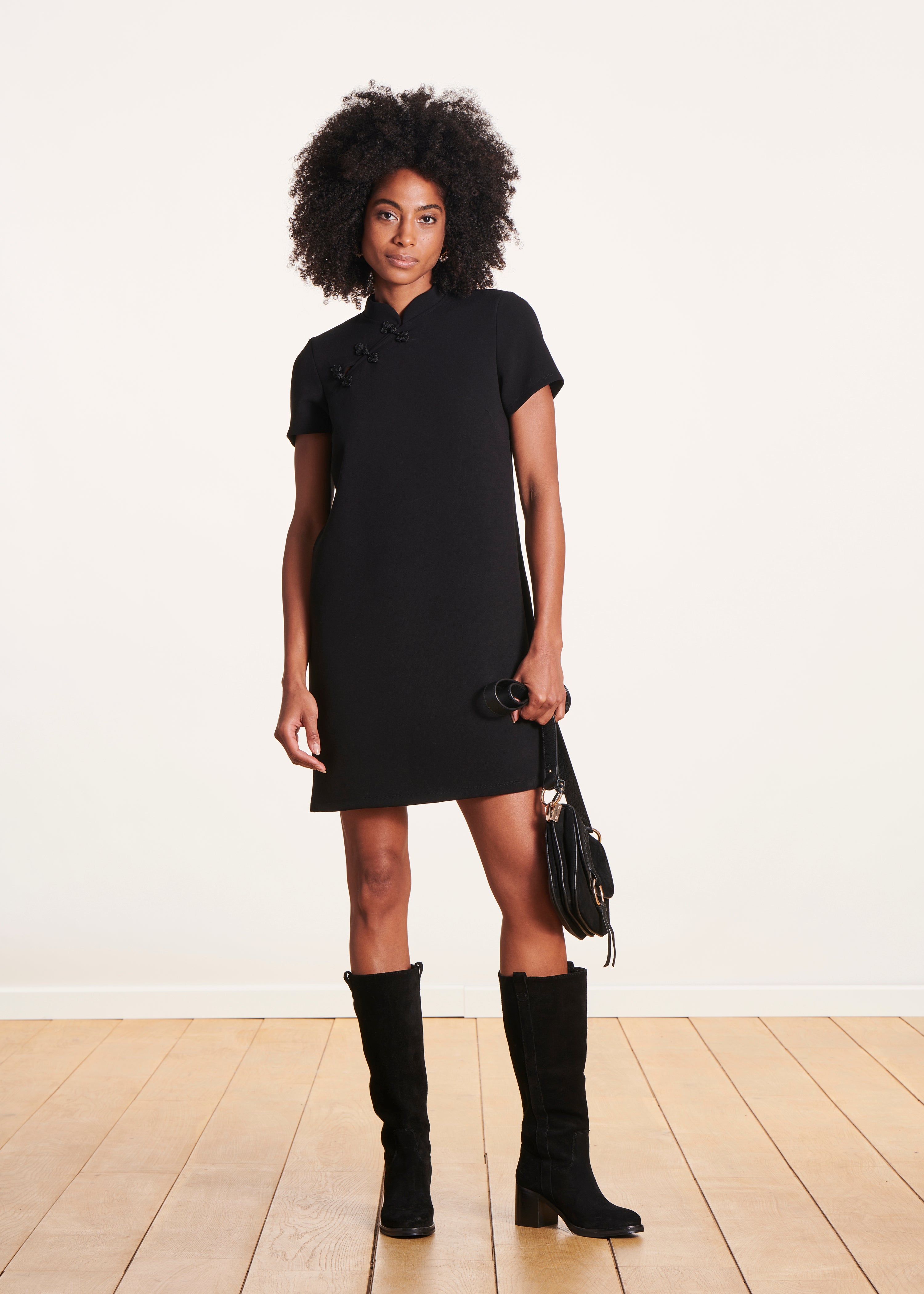 Robe courte évasée noire manches courtes col mao