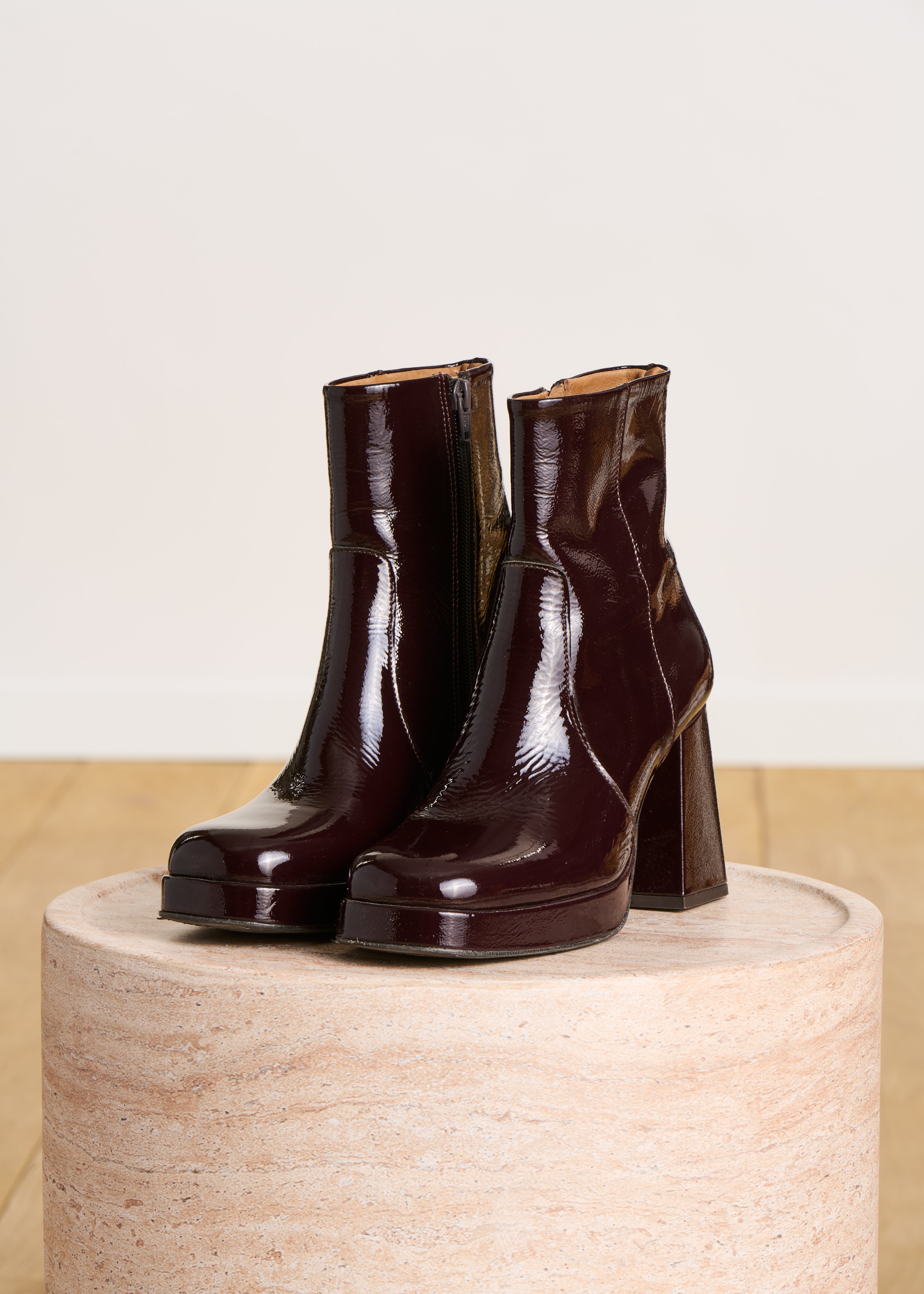 Bottines vernis marron à talons