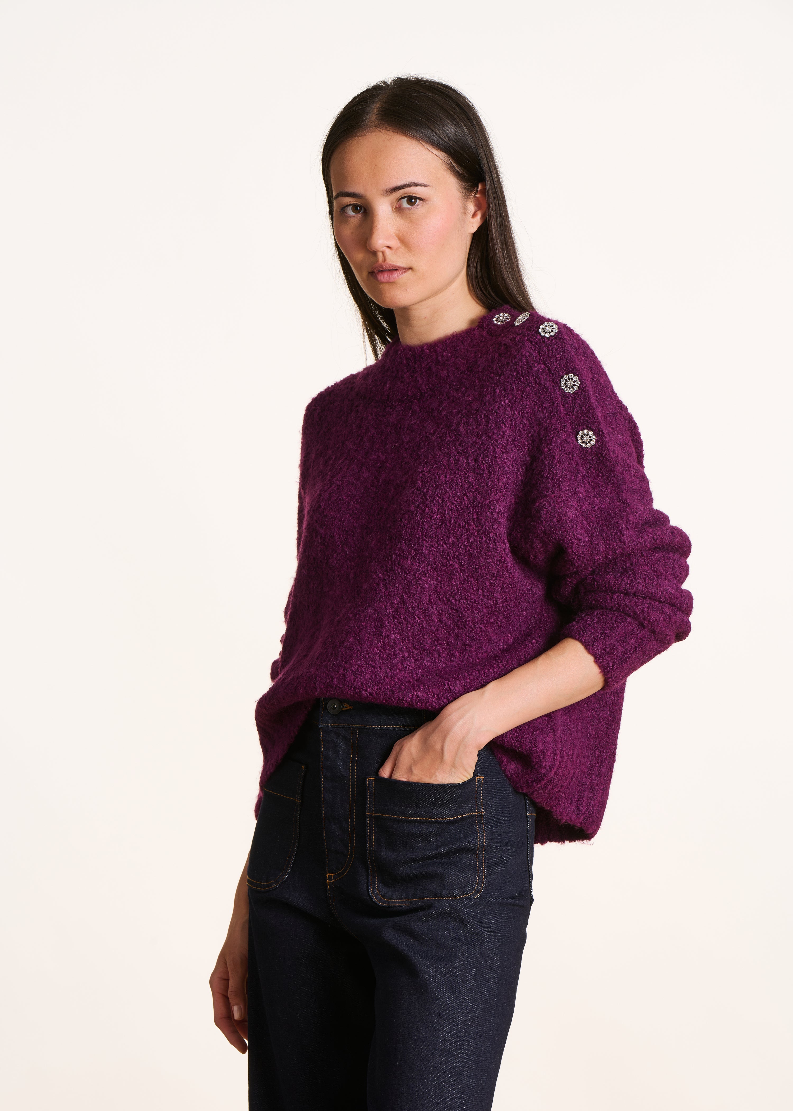 Pull violet en maille bouclette boutons bijoux