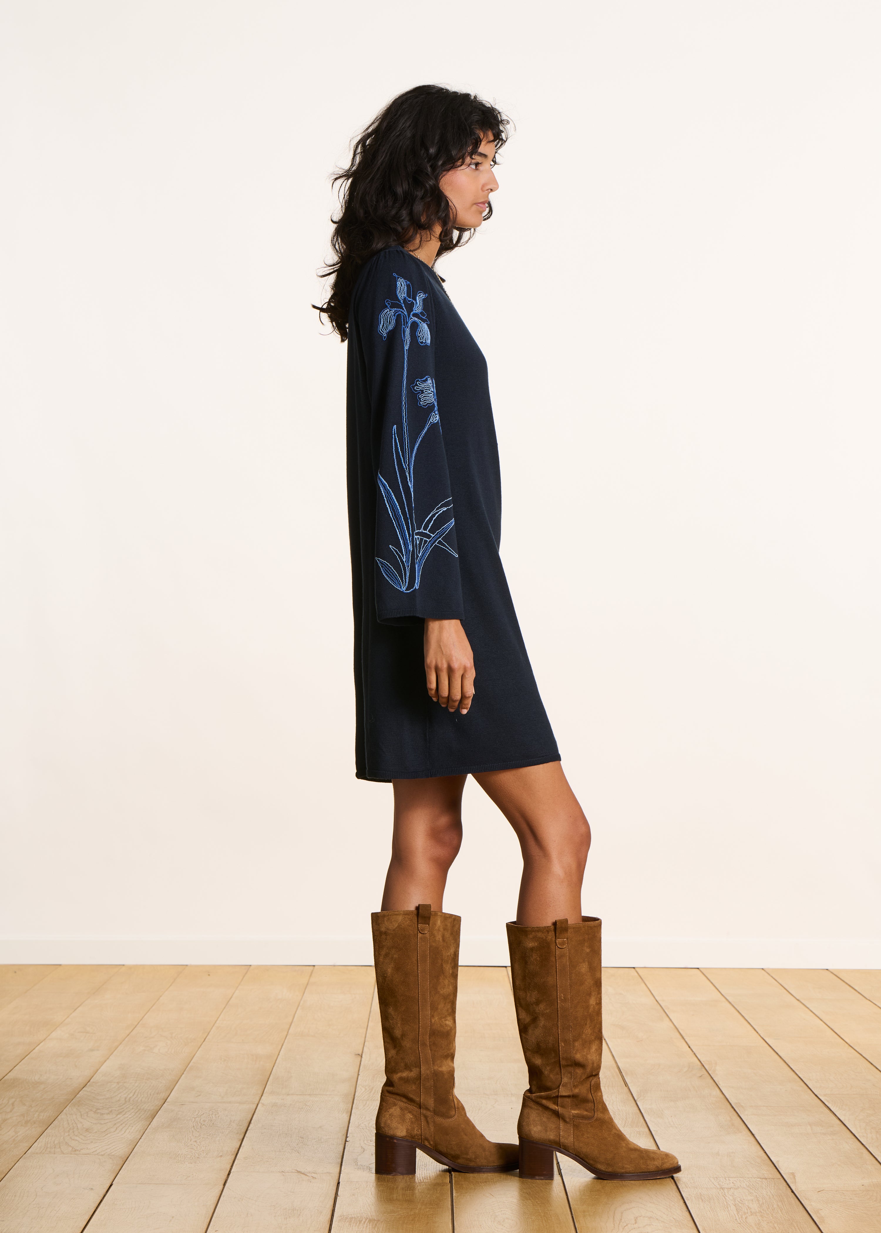 Robe courte en maille fine bleu foncé avec broderie
