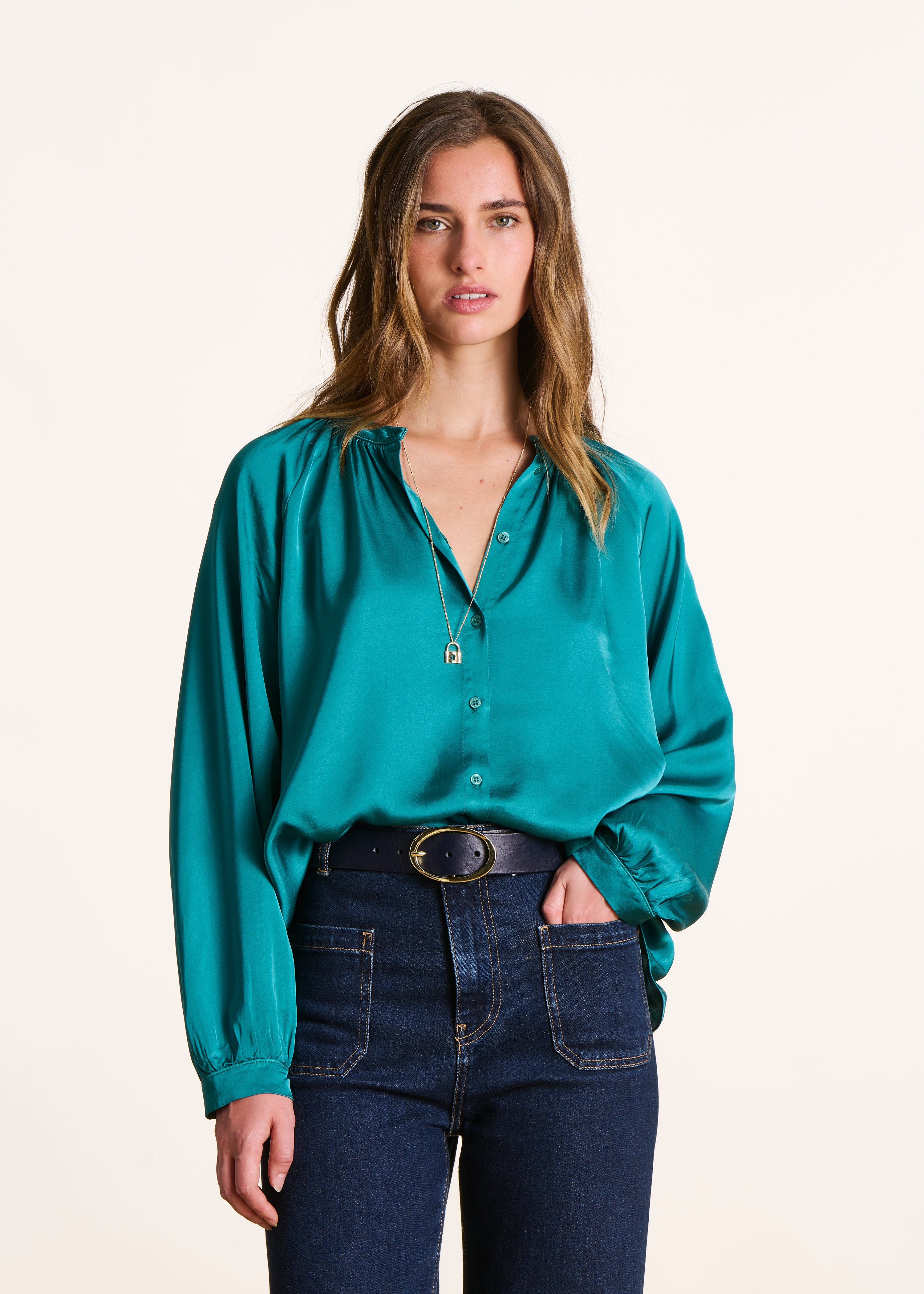 Chemise ample bleue en satin à col rond