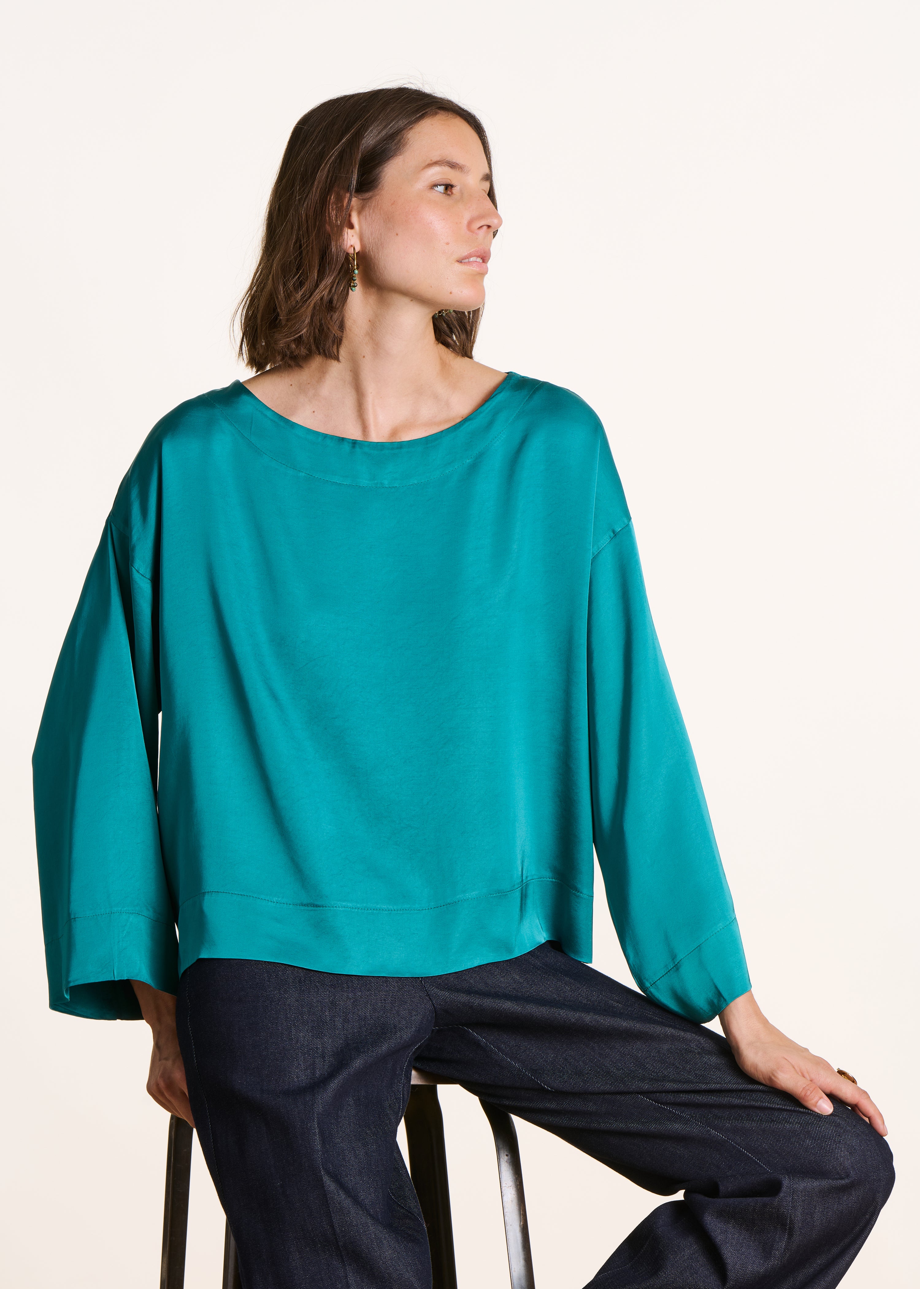 Top bleu ample en satin manches longues