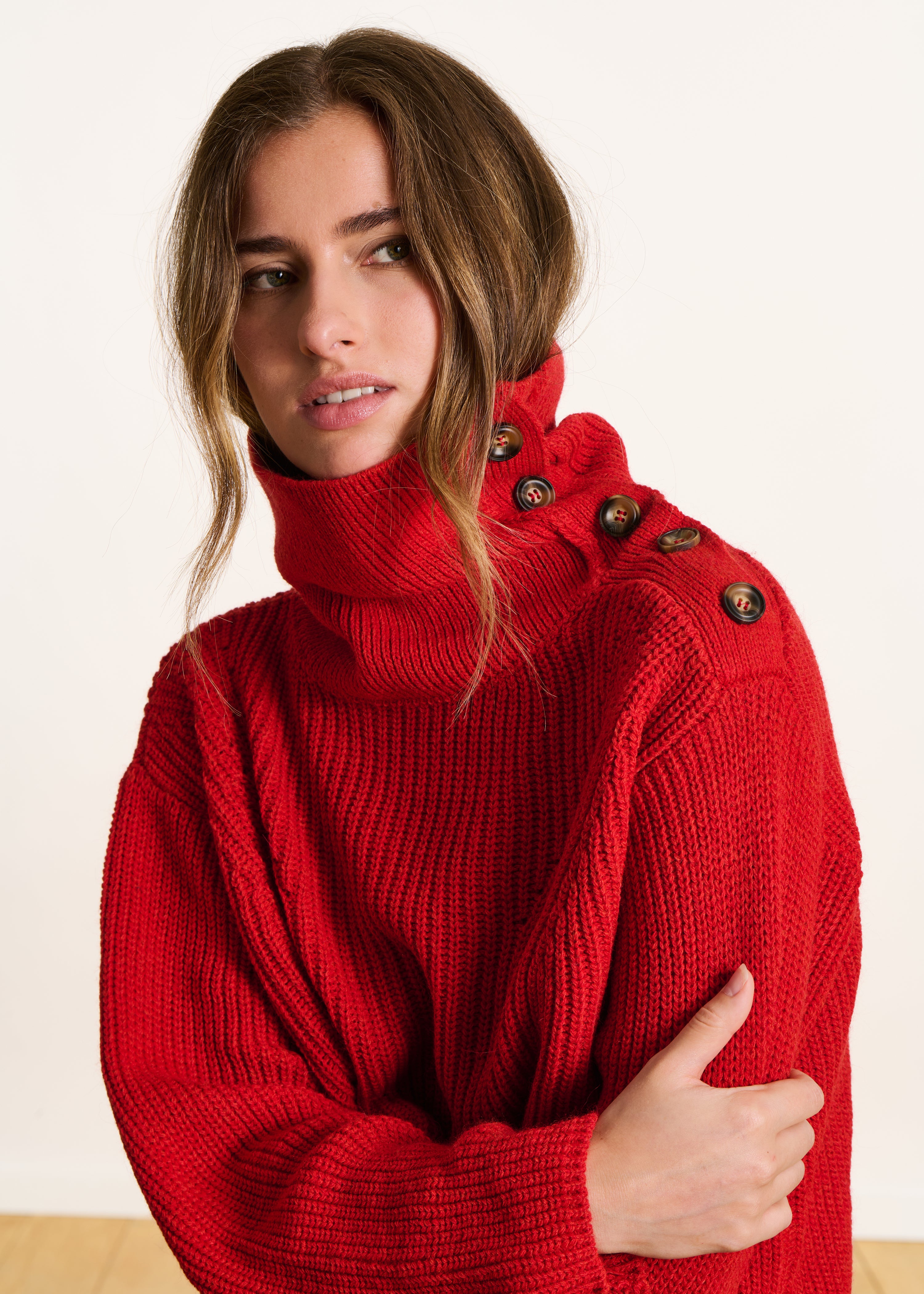 Pull rouge ample à manches longues col asymétrique