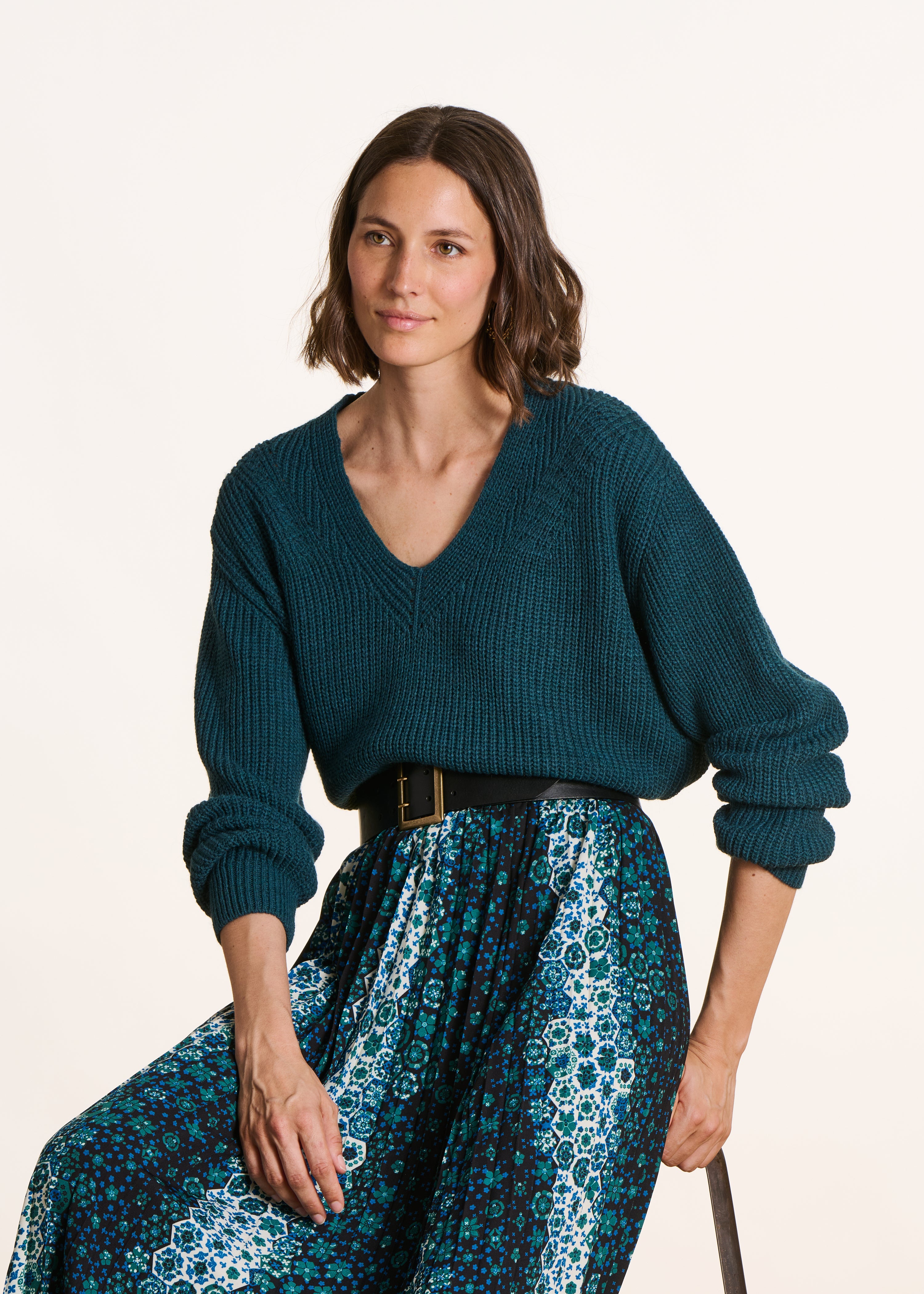 Pull bleu pétrole en maille ample manches longues col V