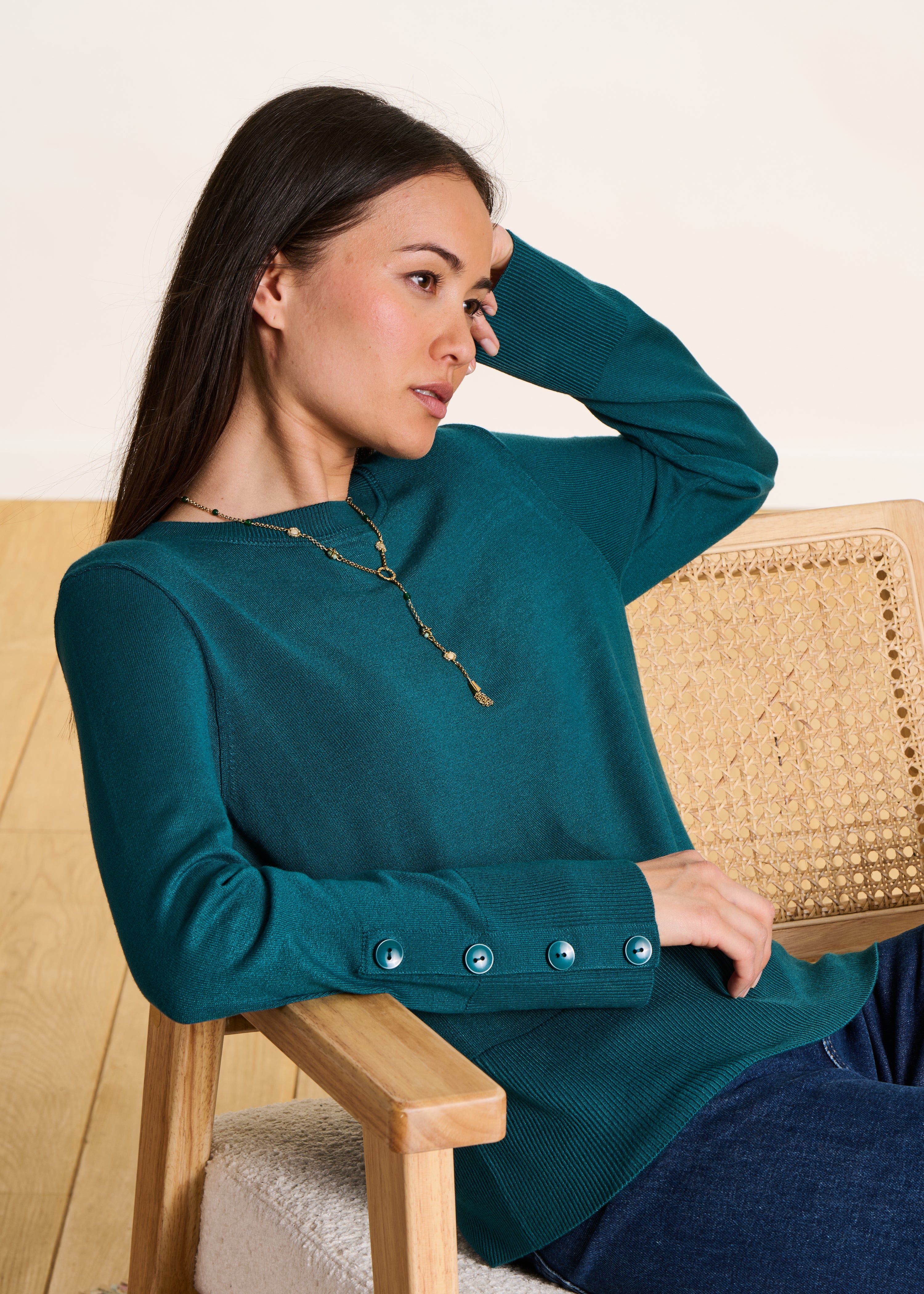 Pull court maille fine bleu canard à col rond