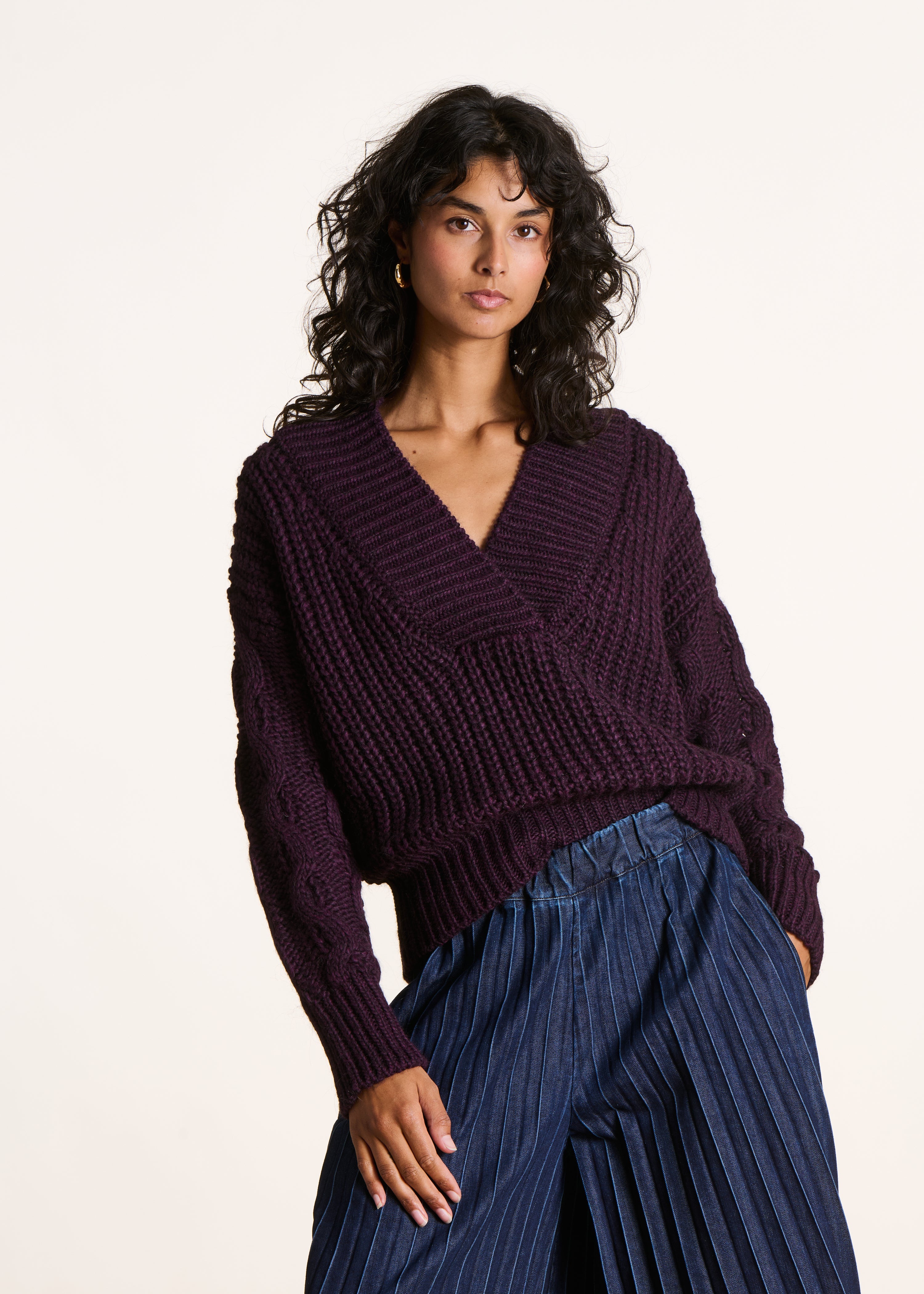 Pull violet ample col V en grosse maille