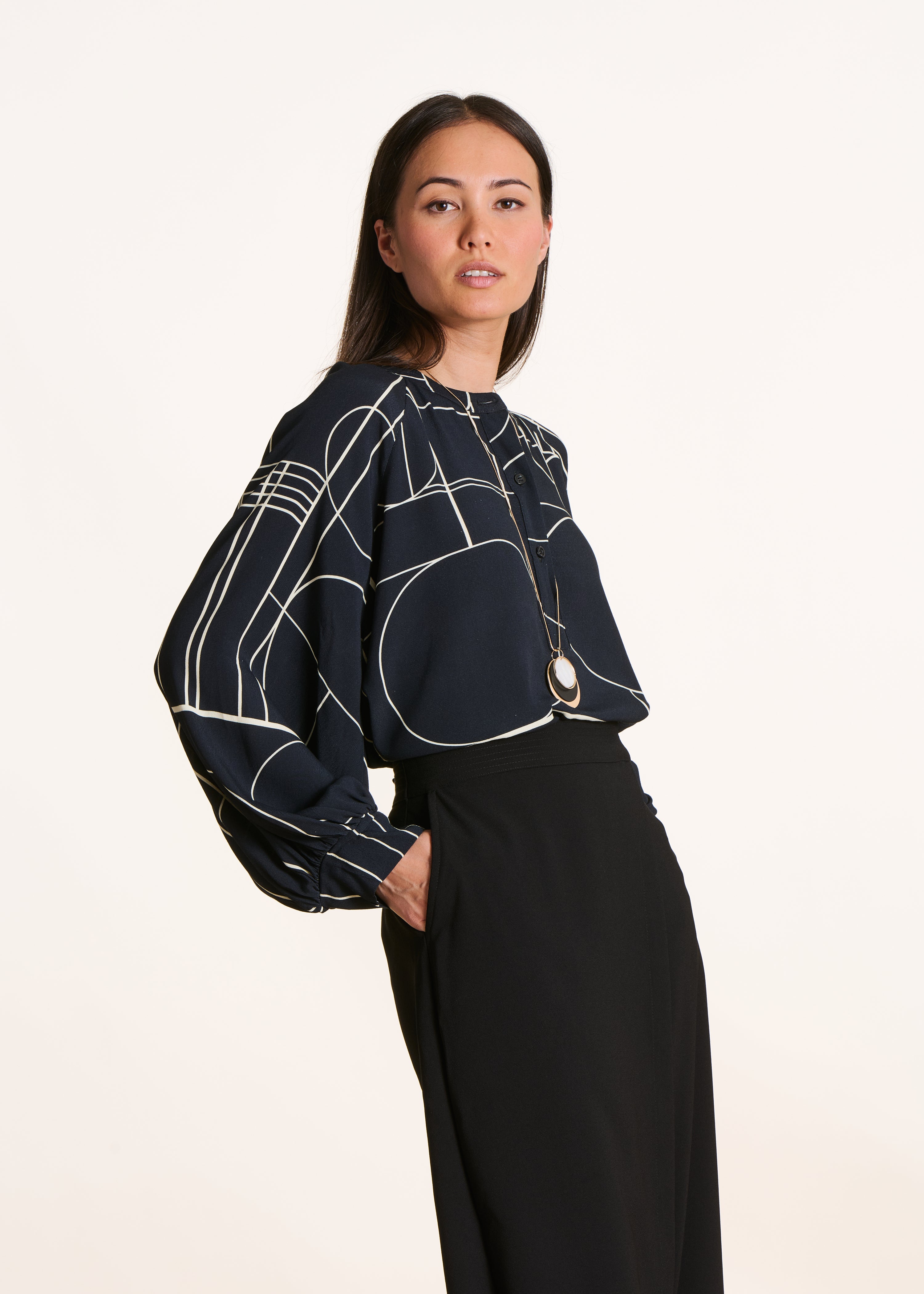 Top oversize noire manches longues à imprimé