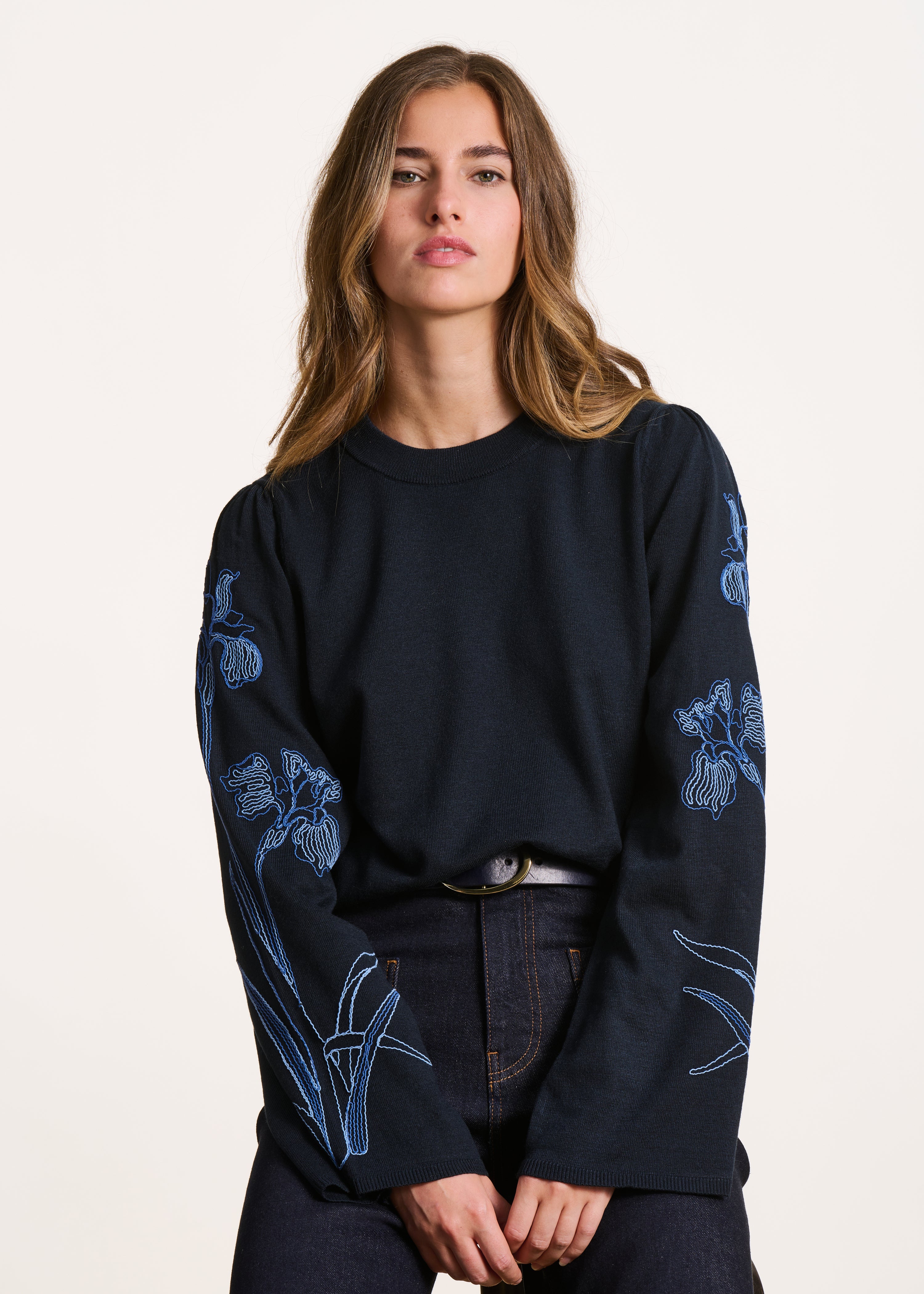 Pull bleu foncé avec broderie manches longues