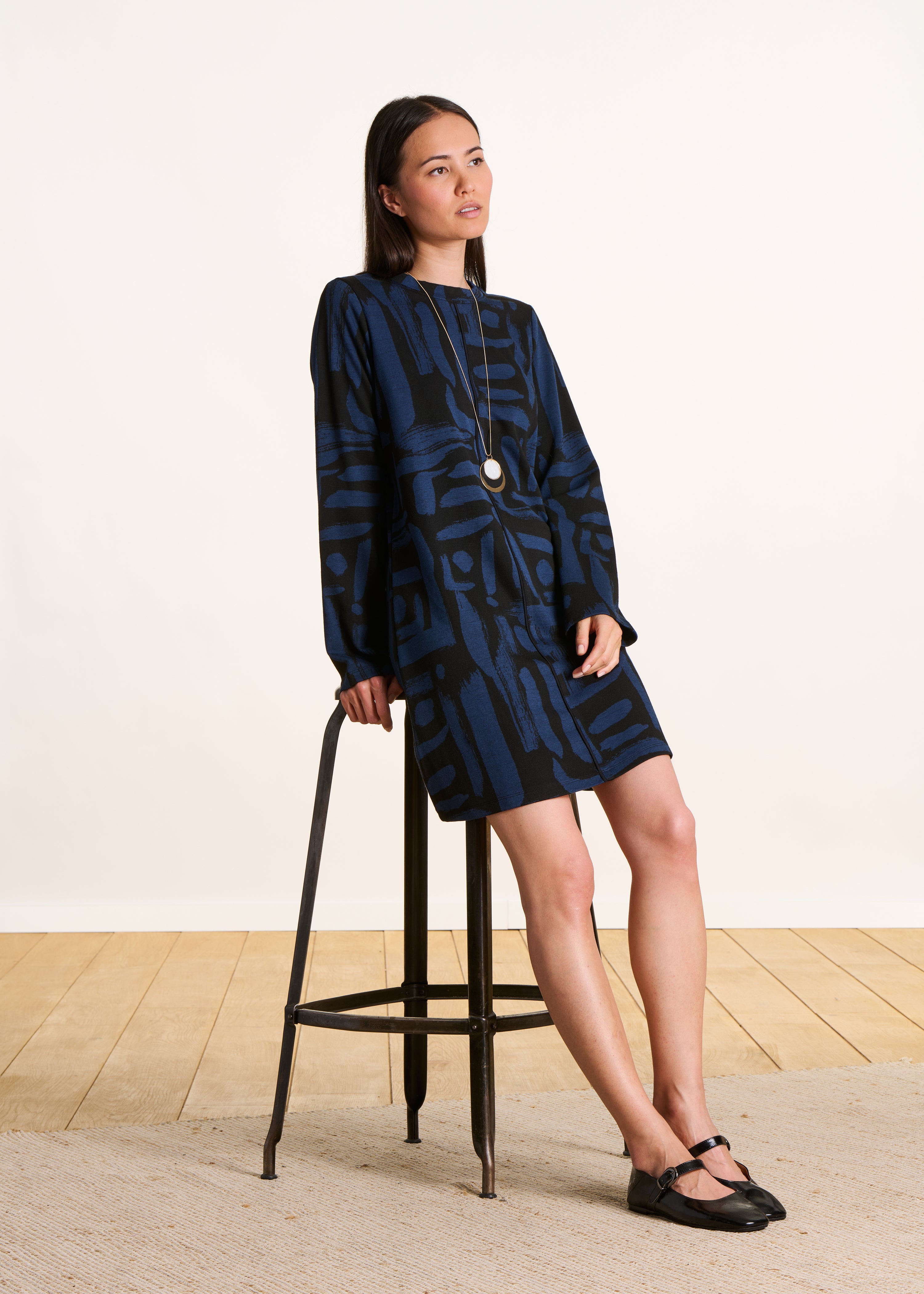Robe courte noir et bleu en jacquard à imprimé