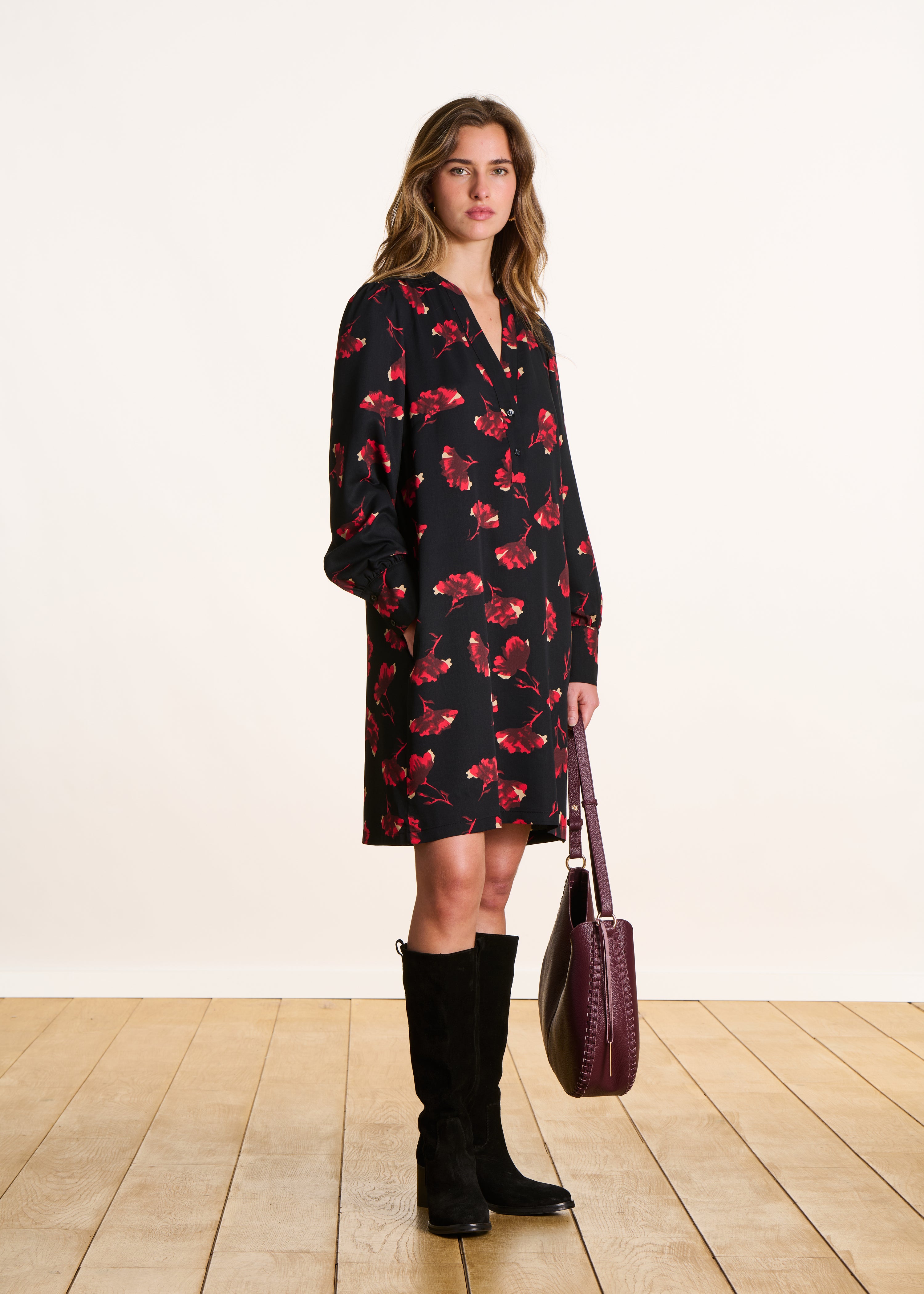 Robe courte fleurie noir et rouge manches longues