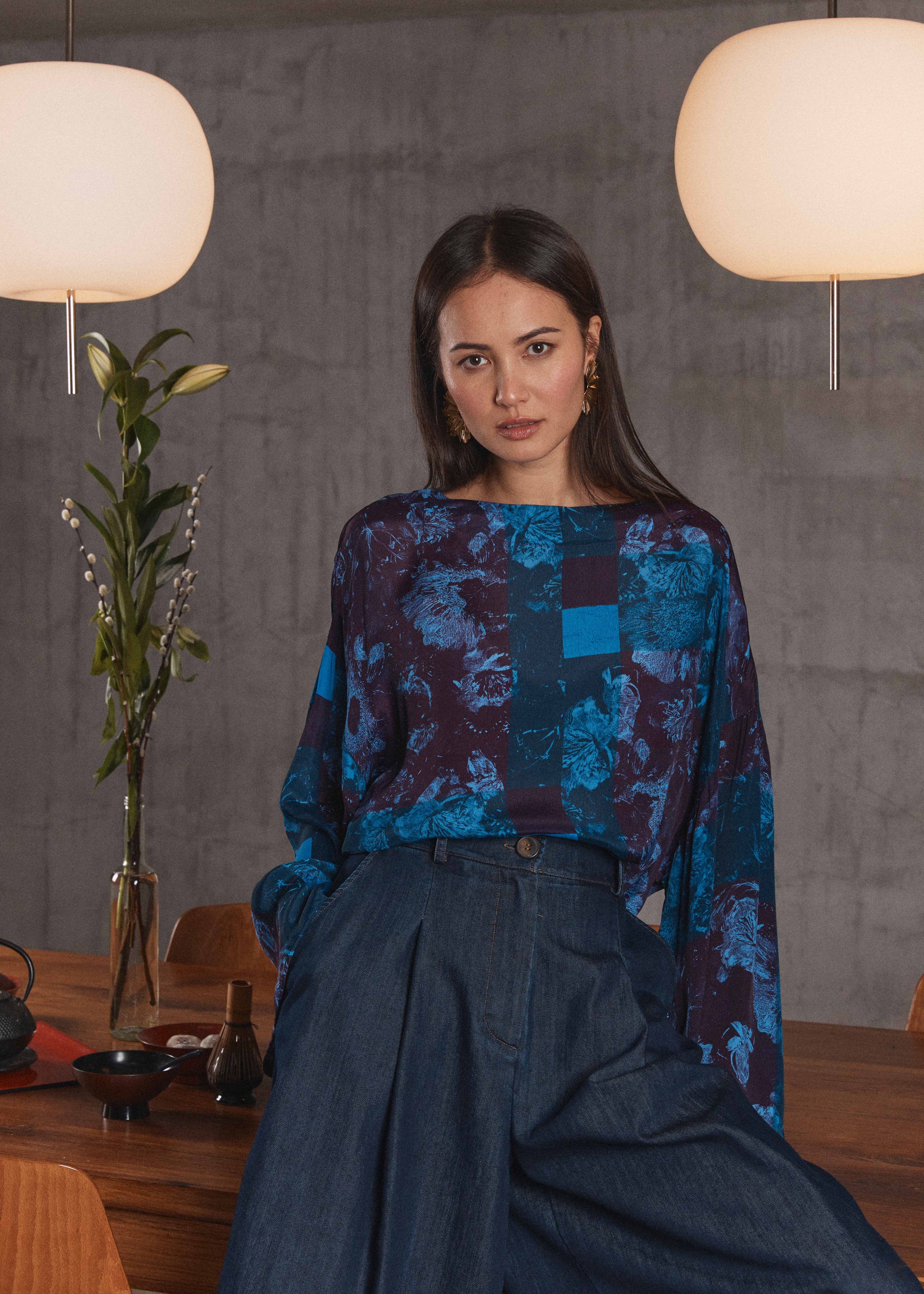 Top bleu et court à imprimé manches longues