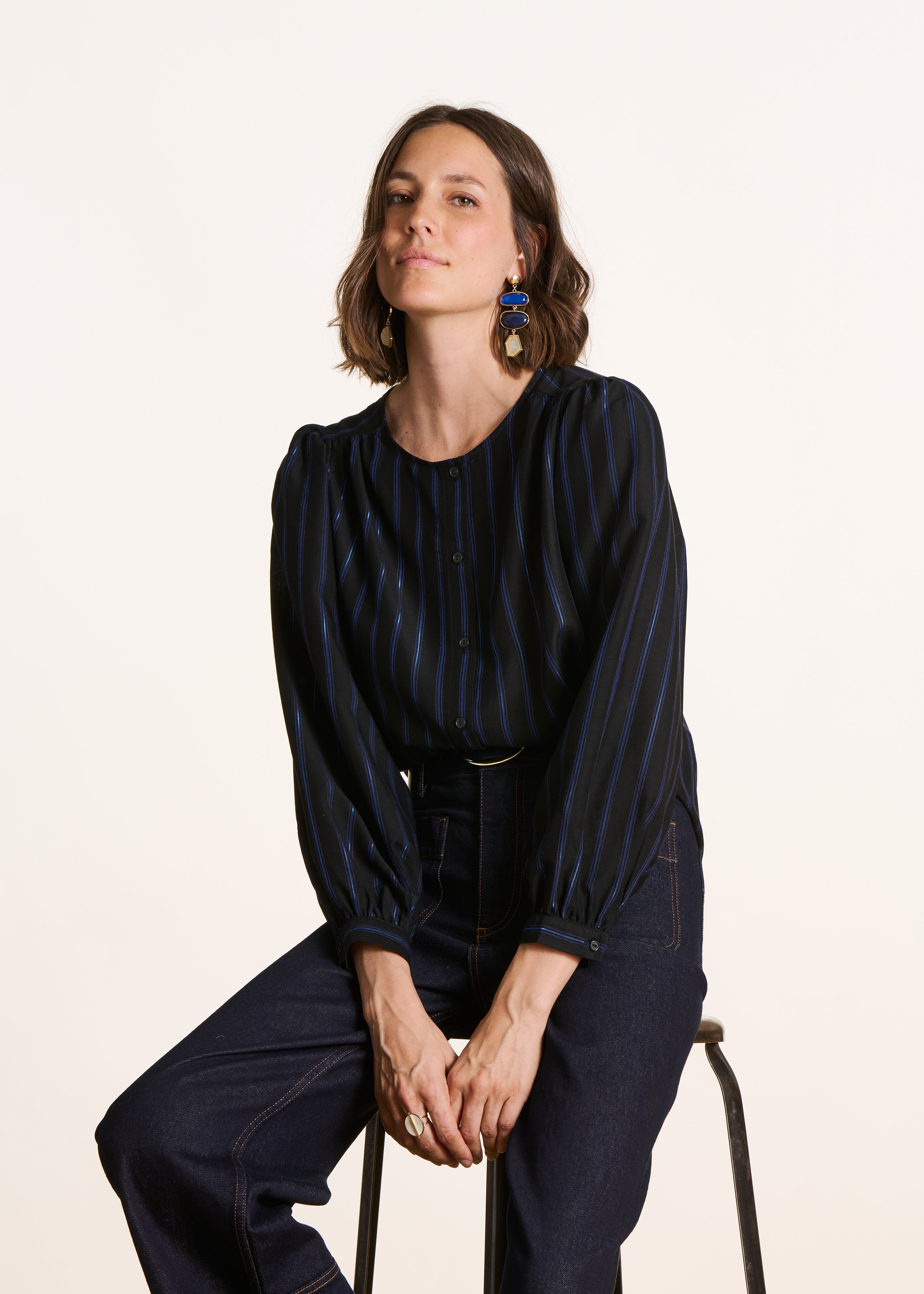 Chemise boutonnée à rayures noir et bleu col rond