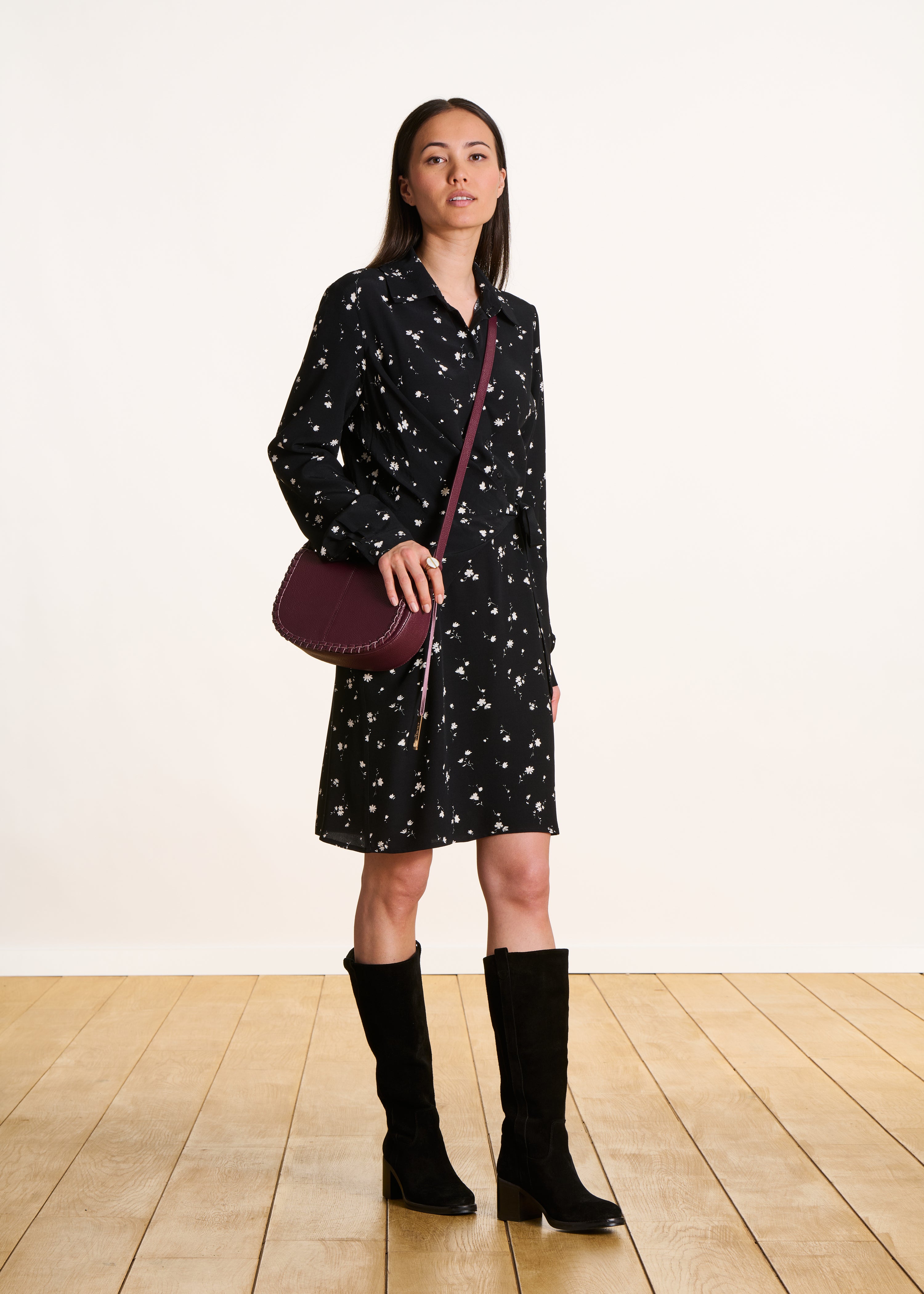 Robe chemise courte noire à imprimé fleurs