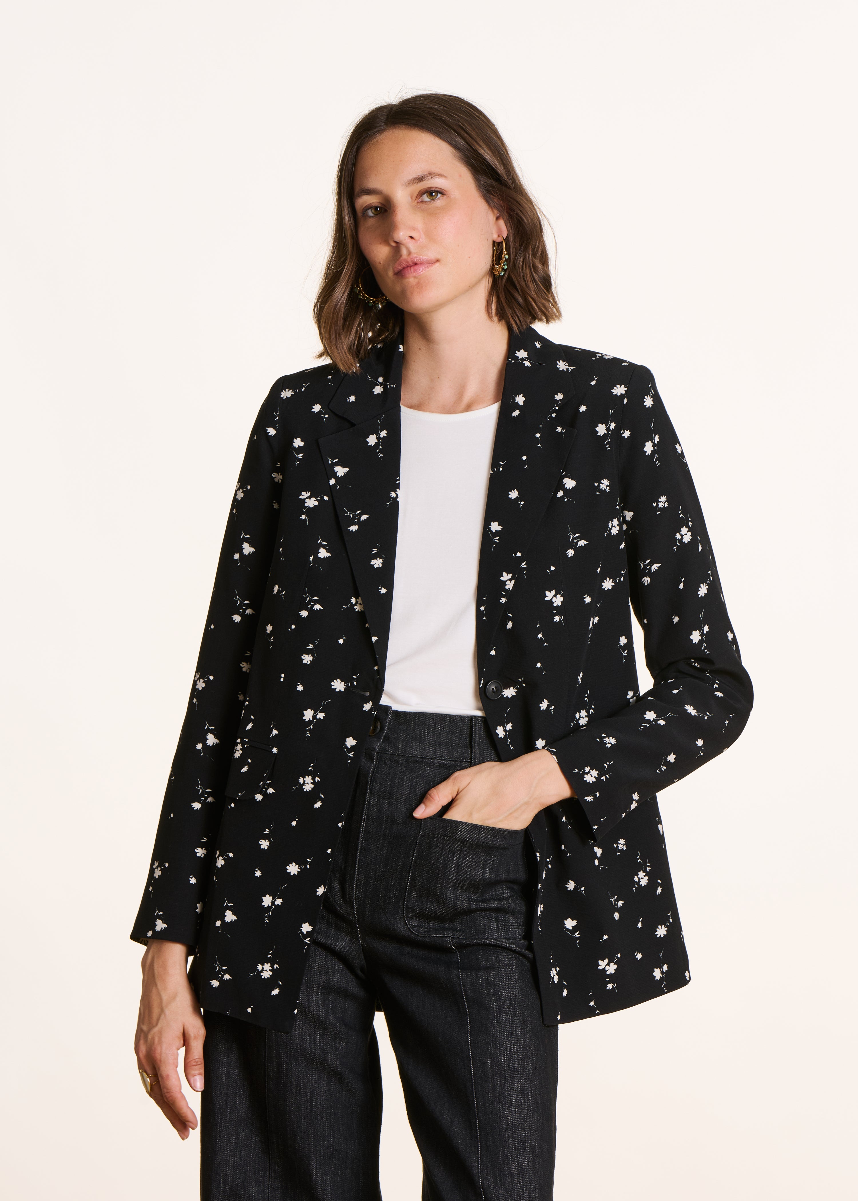 Veste tailleur noir et blanc à imprimé fleurs