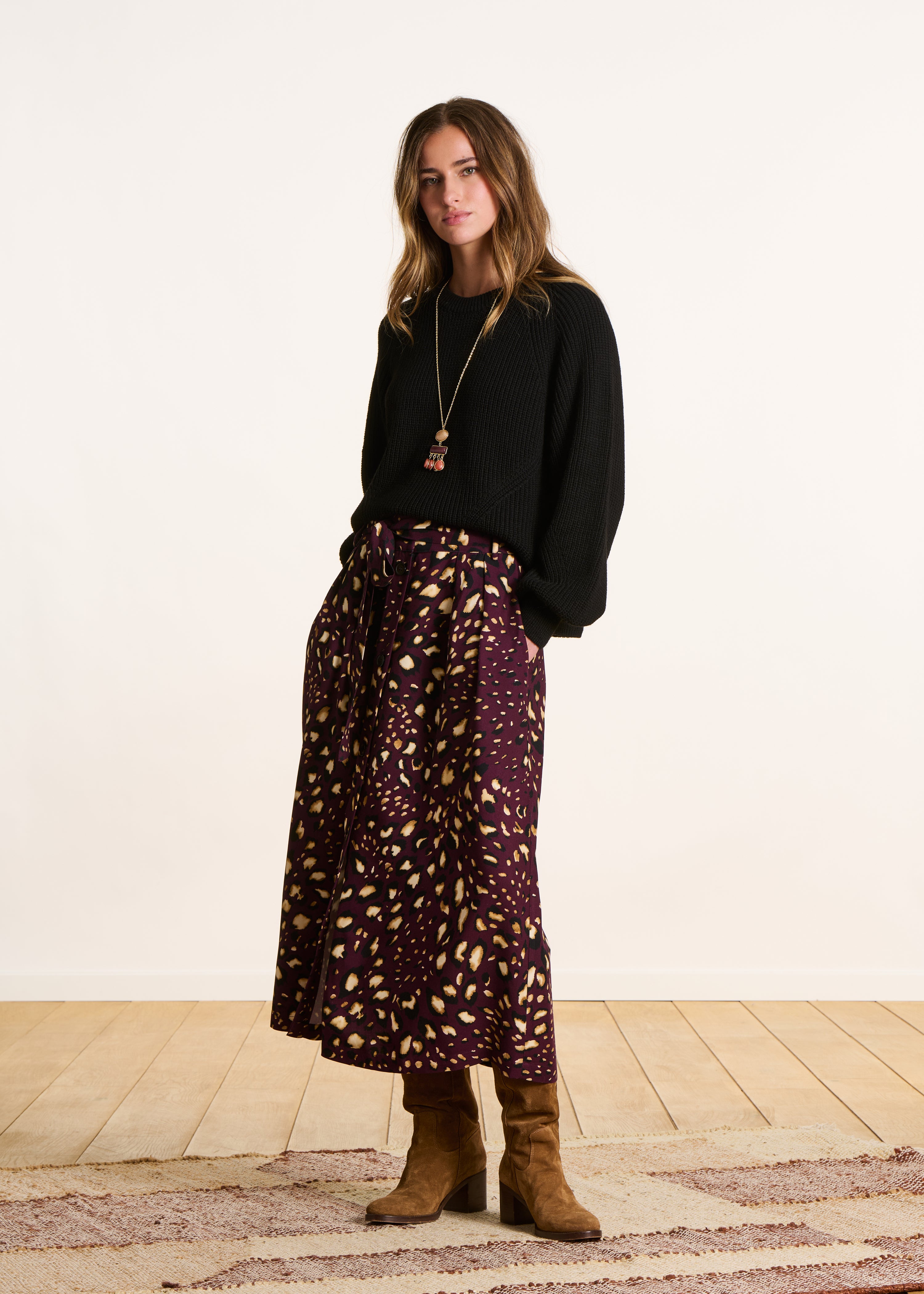 Jupe mi-longue boutonnée bordeaux à imprimé léopard