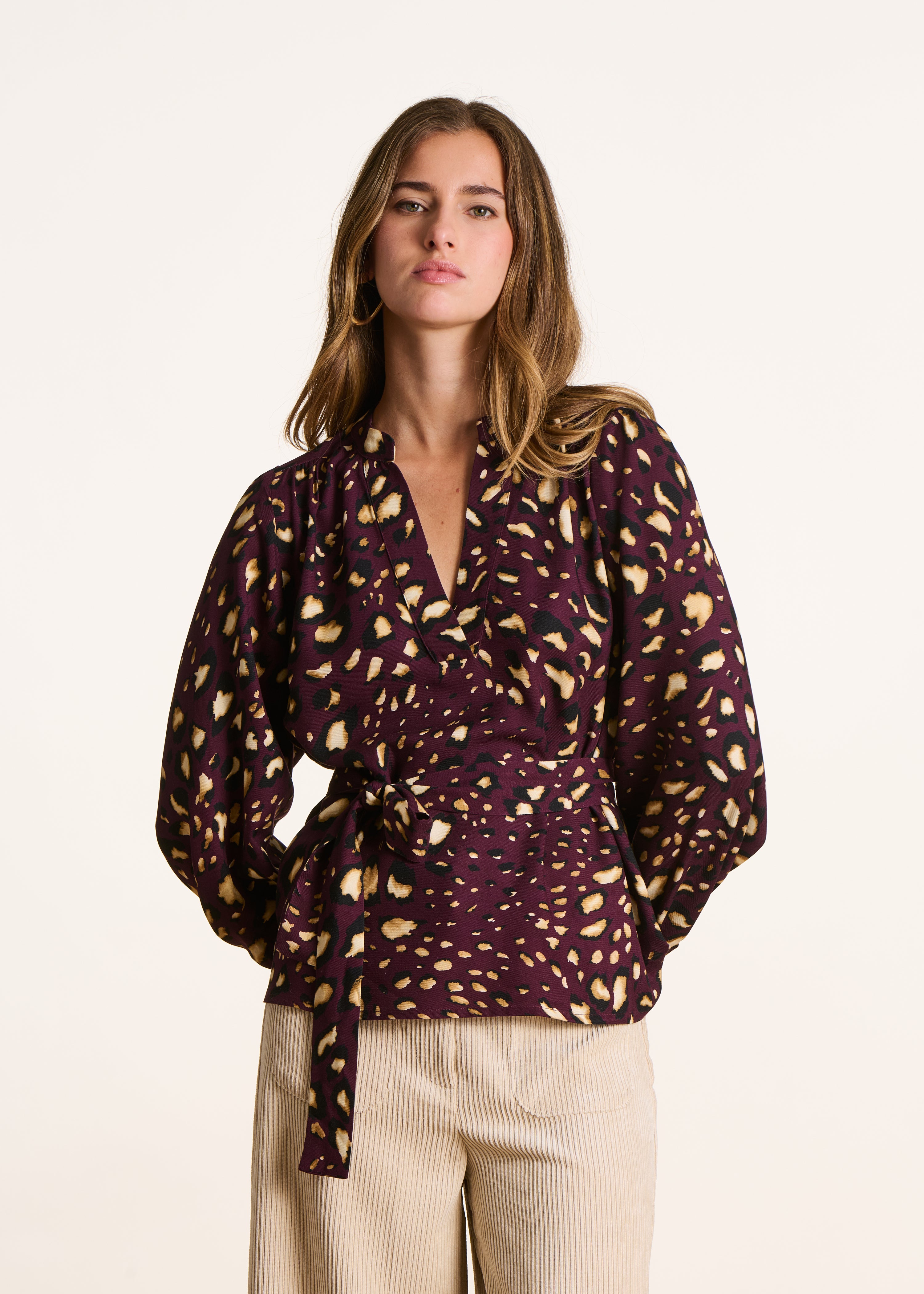 Top bordeaux ceinturé à imprimé léopard manches longues