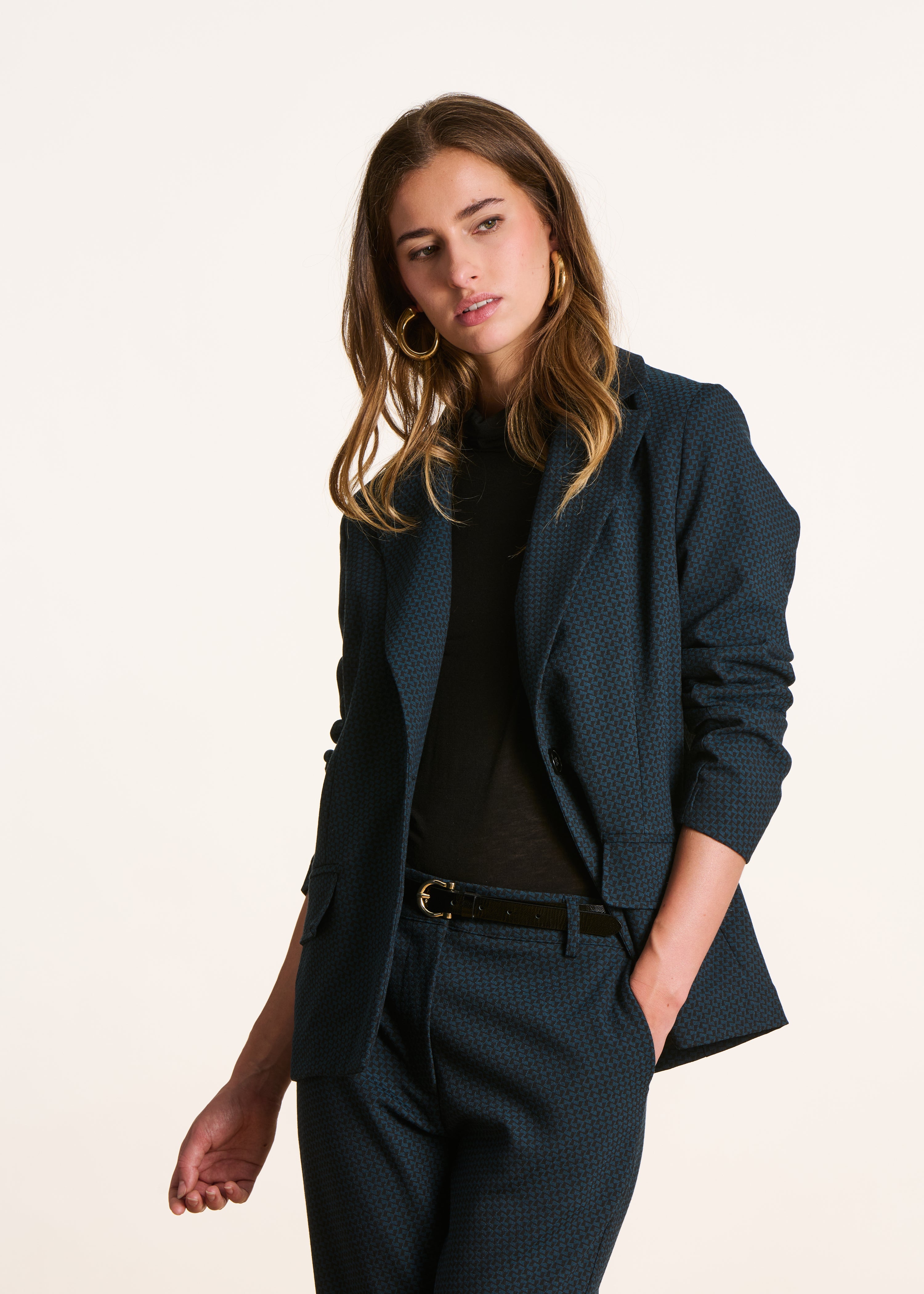 Veste de tailleur noire et bleu en jacquard