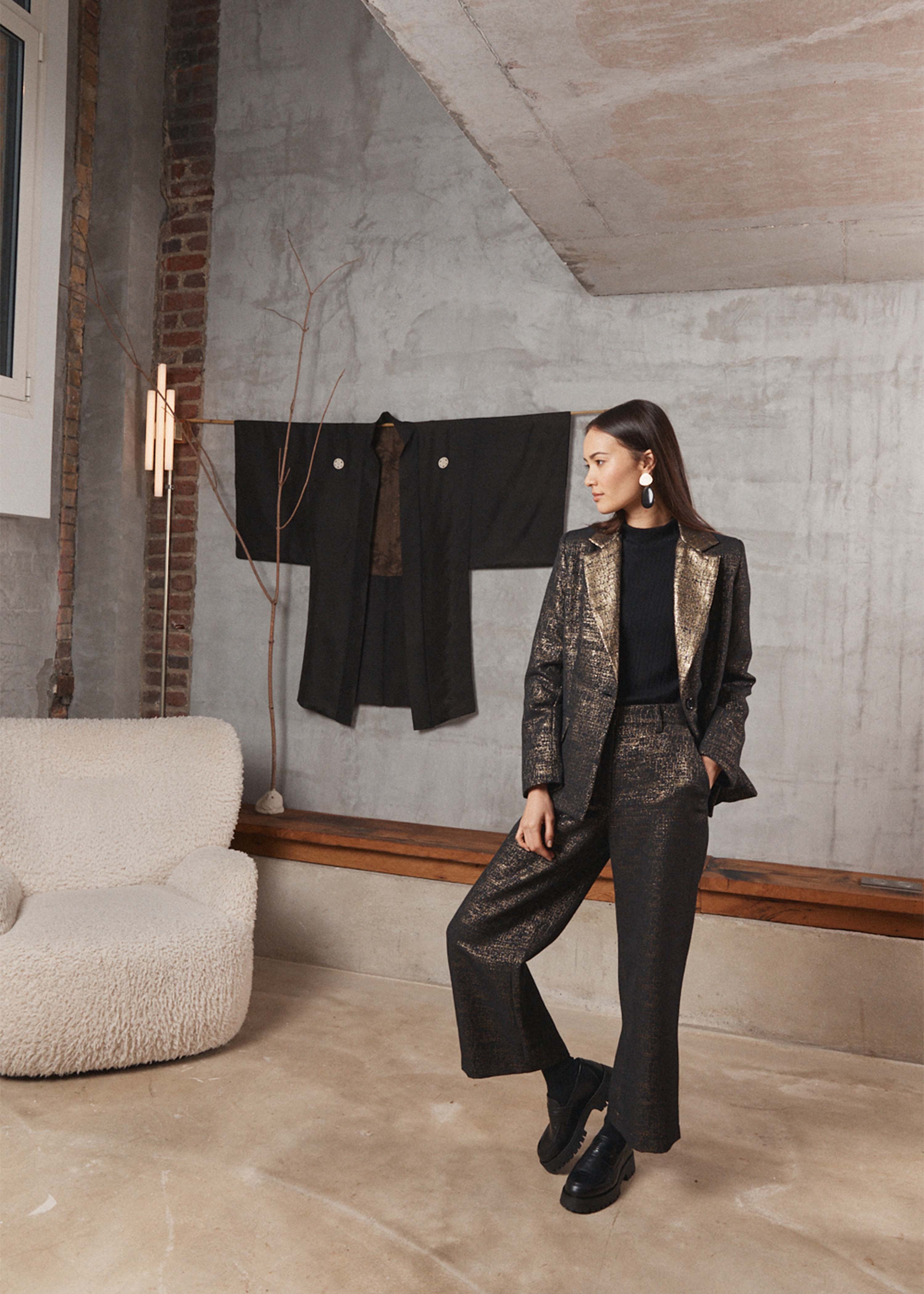 Pantalon droit 7/8ème en jacquard noir et doré