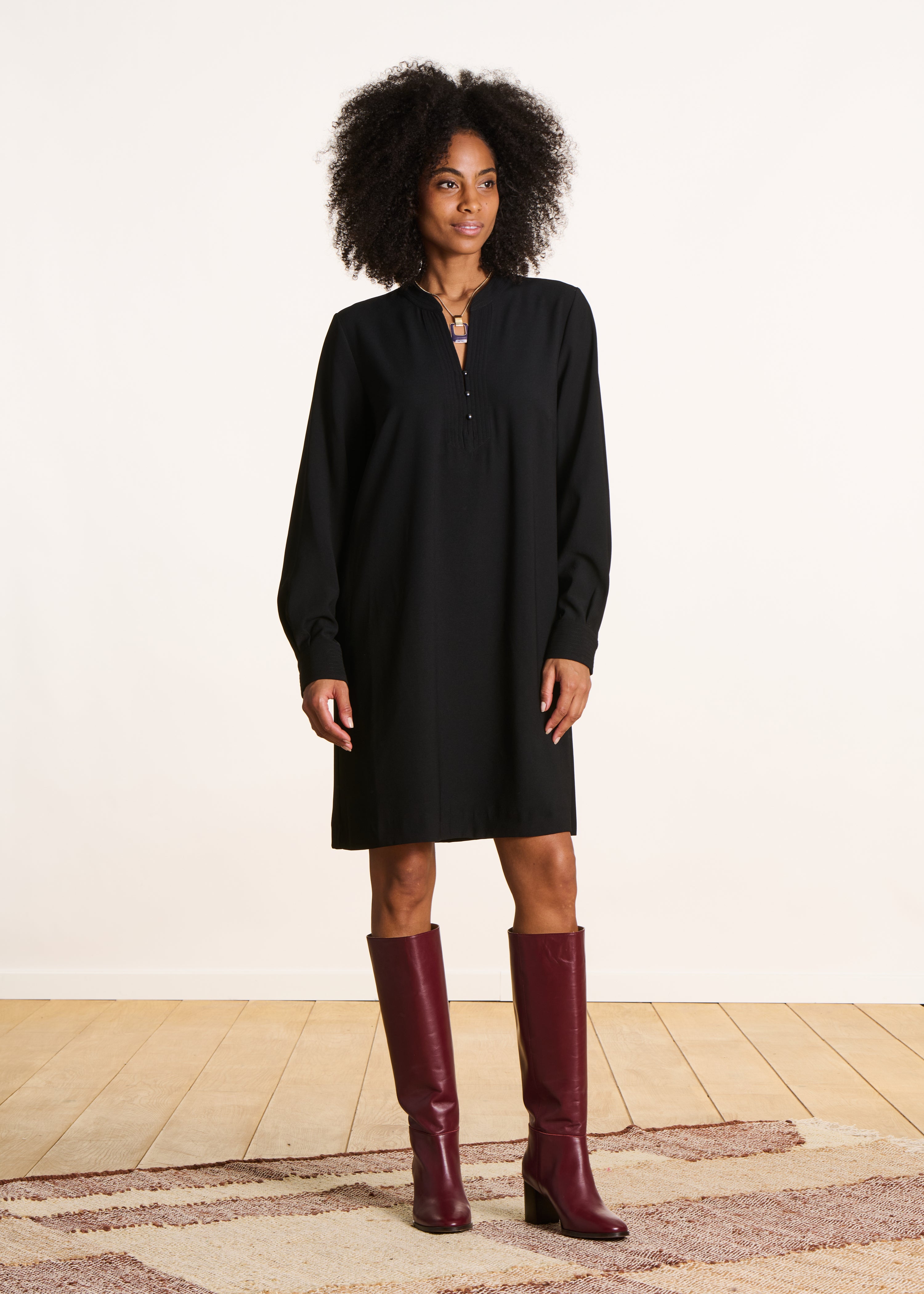 Robe courte habillée noire manches longues