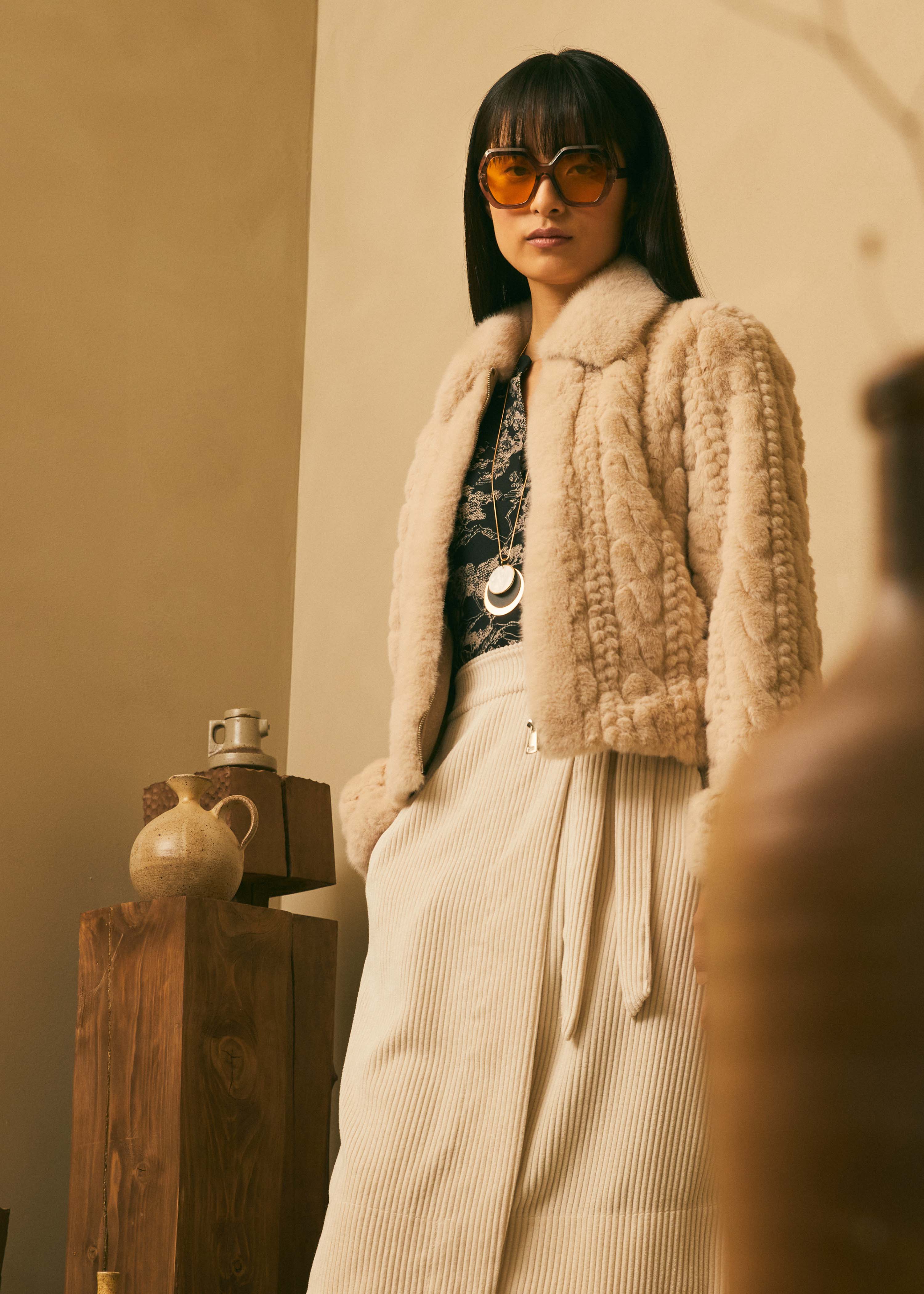 Manteau court écru en fausse fourrure