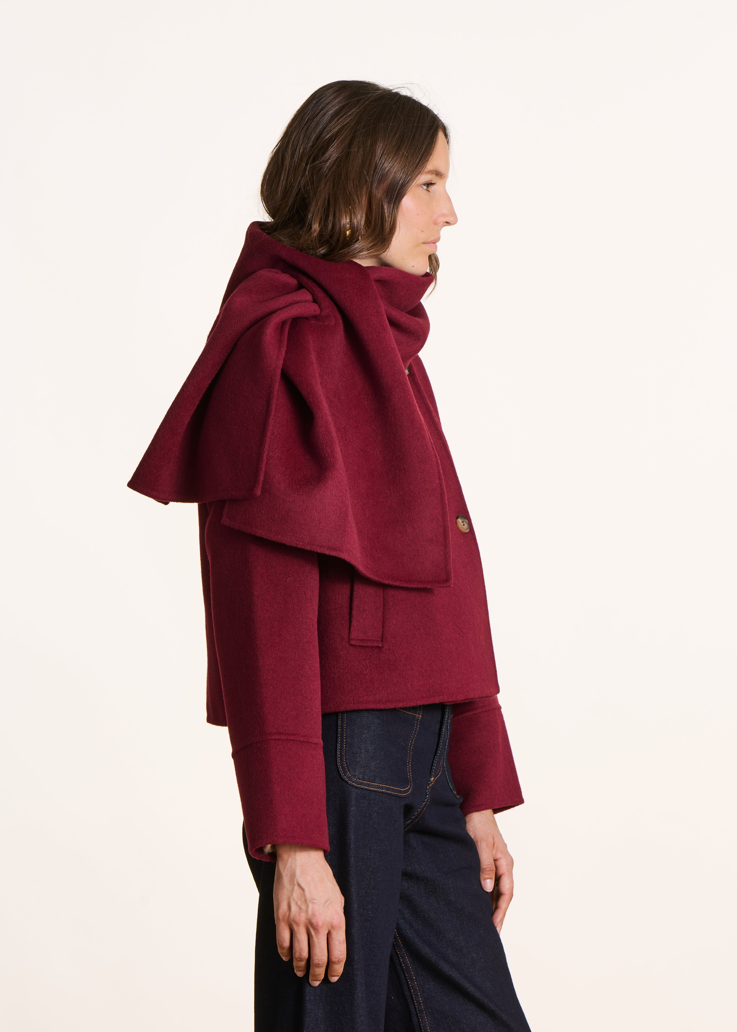 Manteau court bordeaux en laine à écharpe amovible