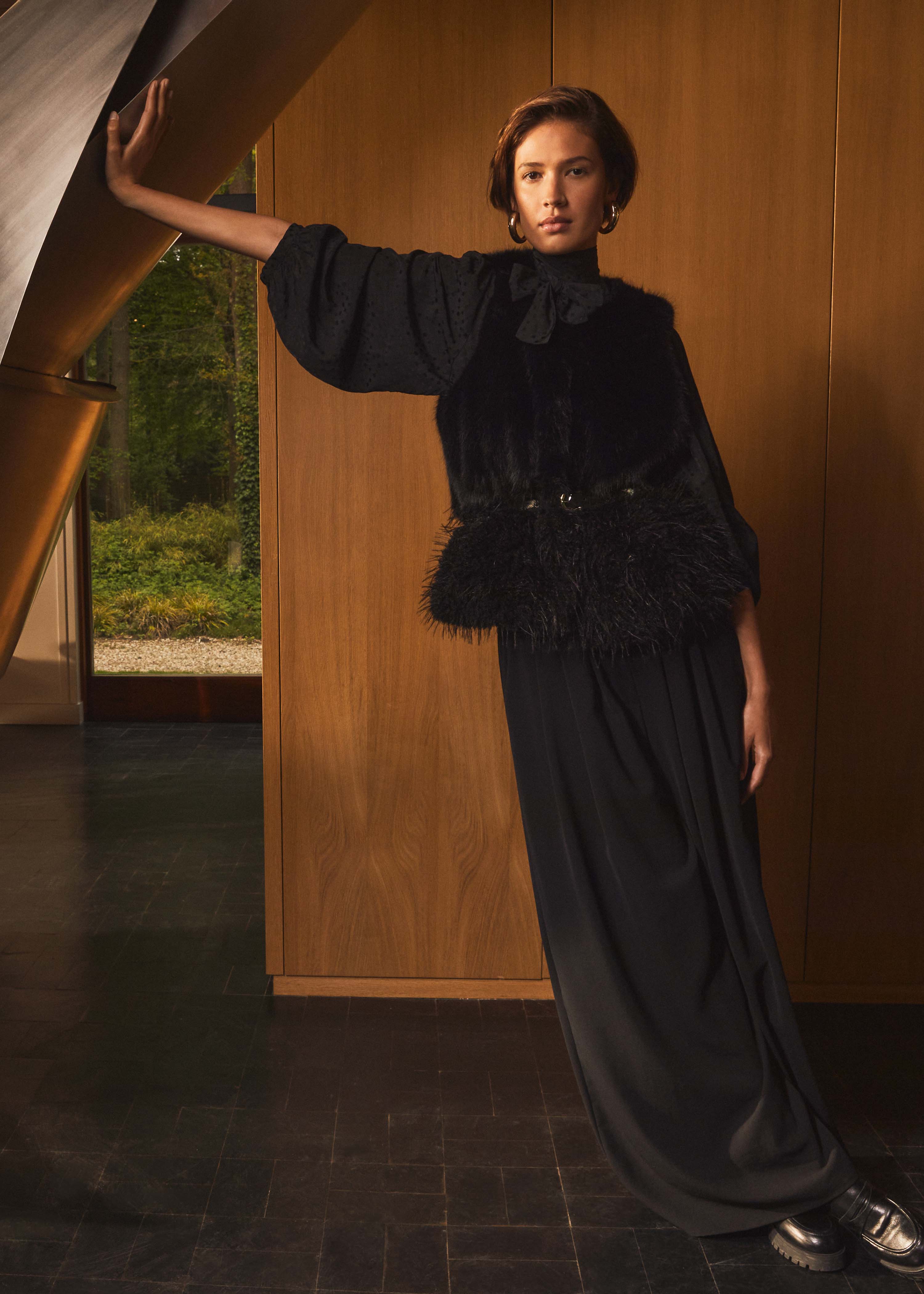 Veste noire courte sans manches patchwork fausse fourrure