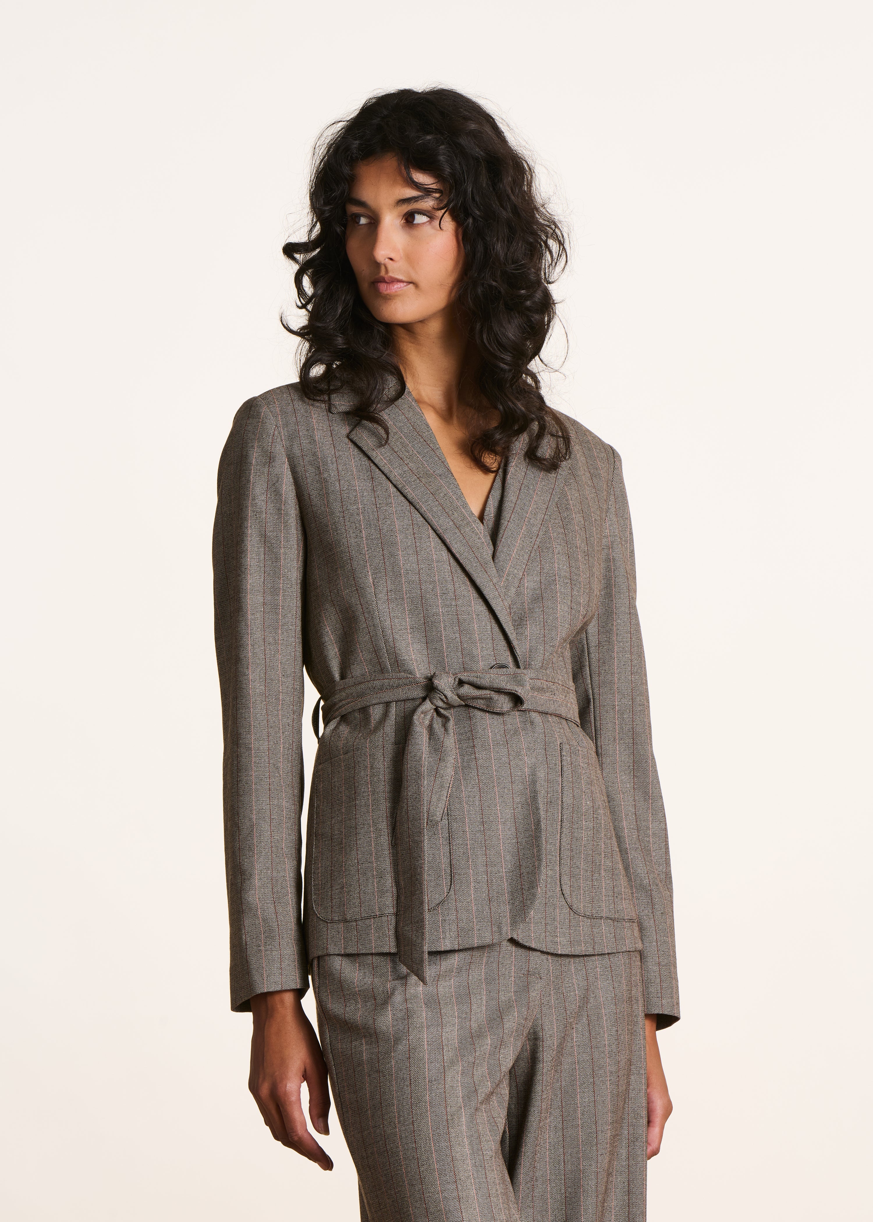 Veste grise ceinturée à rayures