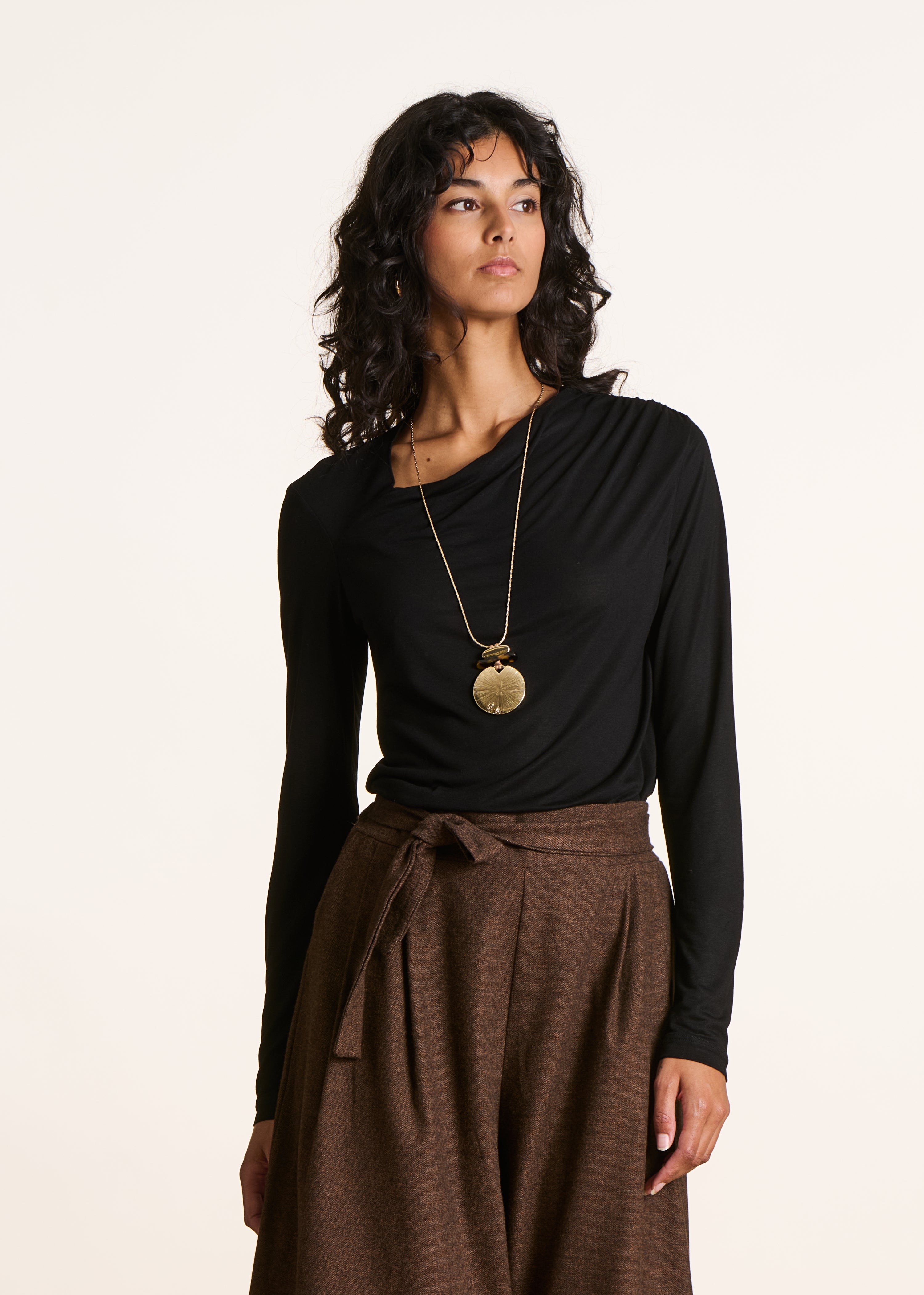 T-shirt fluide col asymétrique manches longues