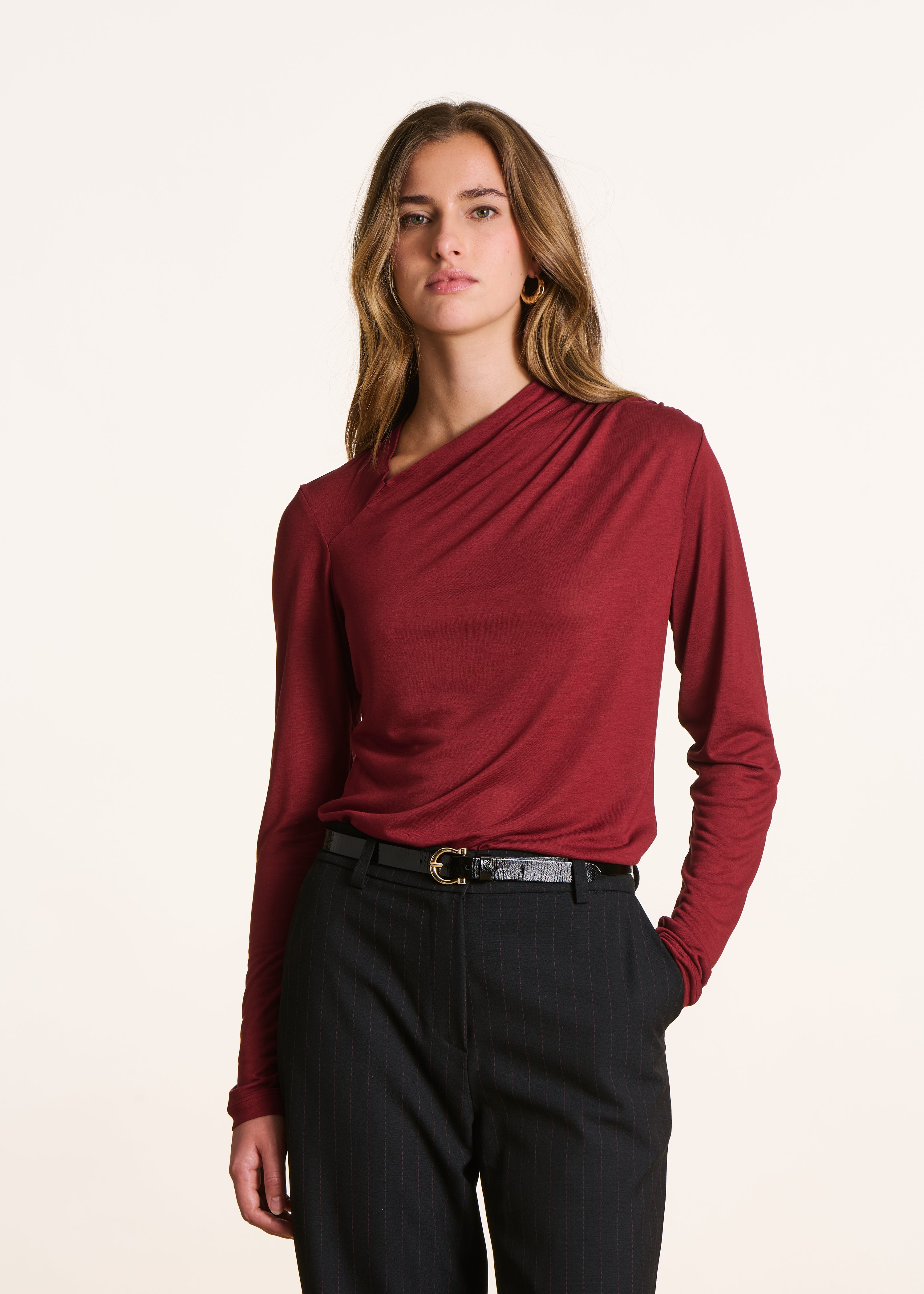 T-shirt bordeaux fluide col asymétrique manches longues