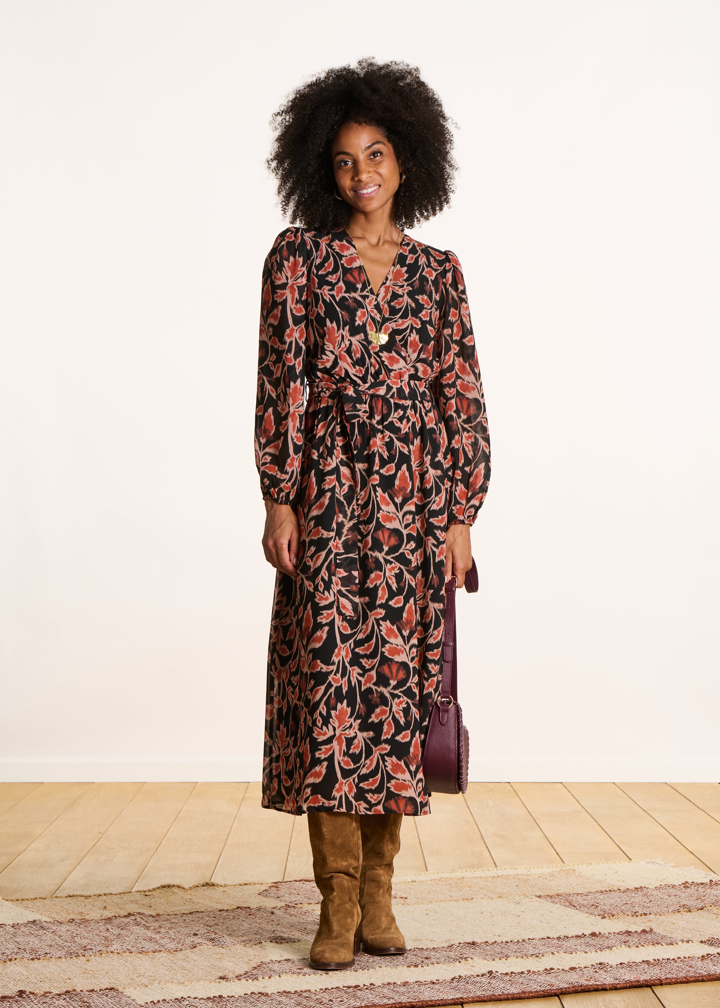 Robe longue cintrée noire cache-cœur à imprimé