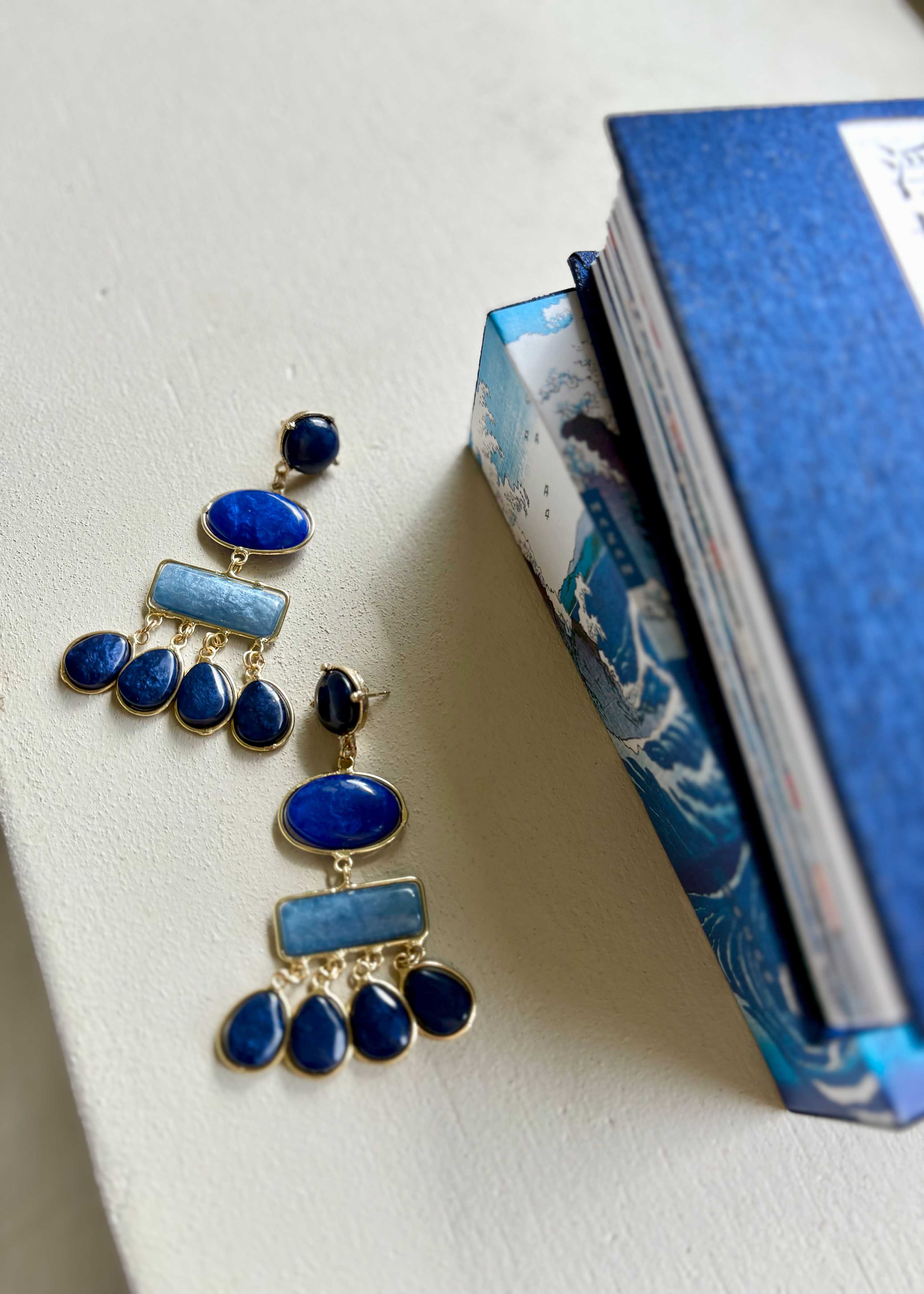 Boucles d'oreilles longues résine bleue