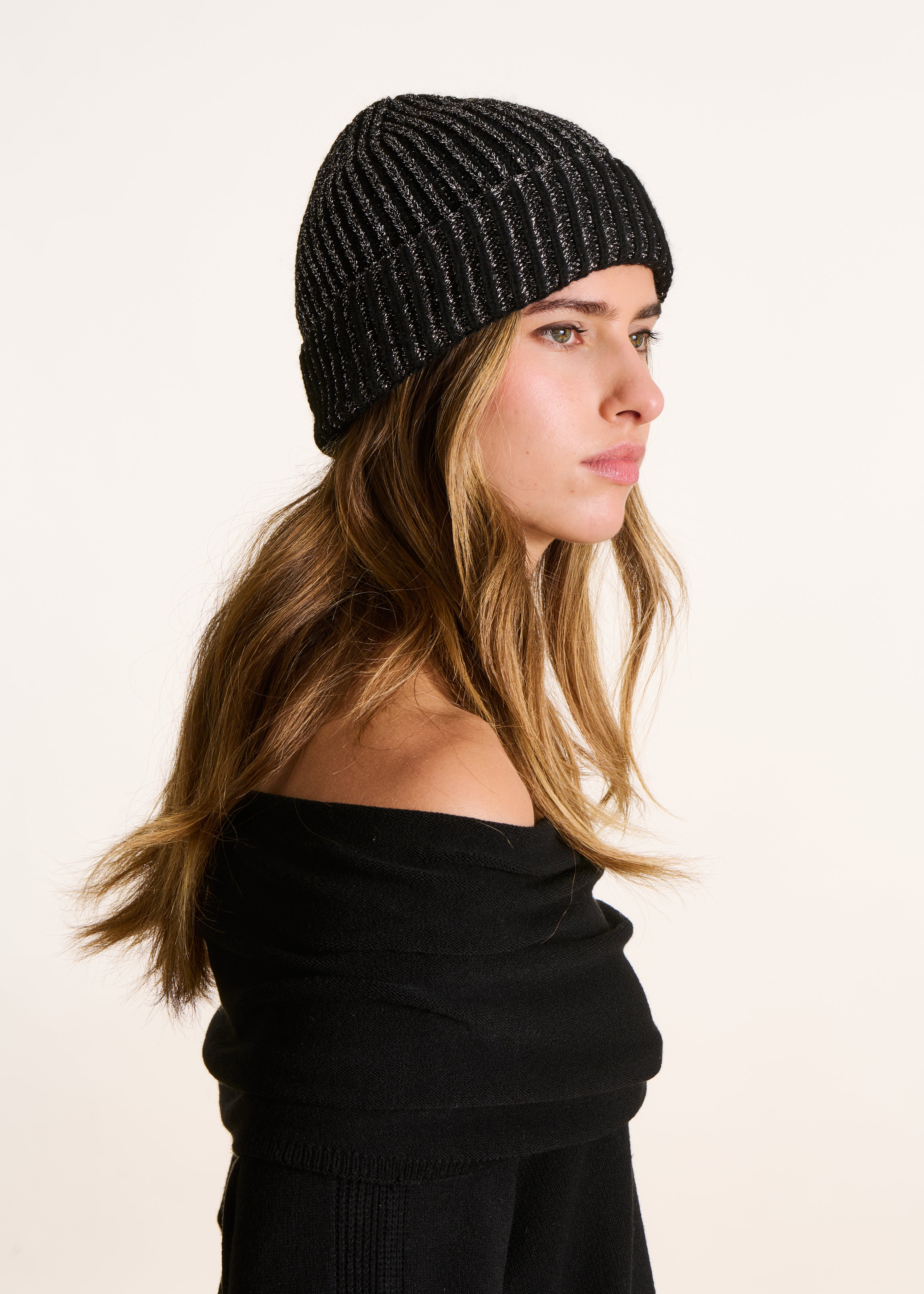 Bonnet et lurex argent tricoté