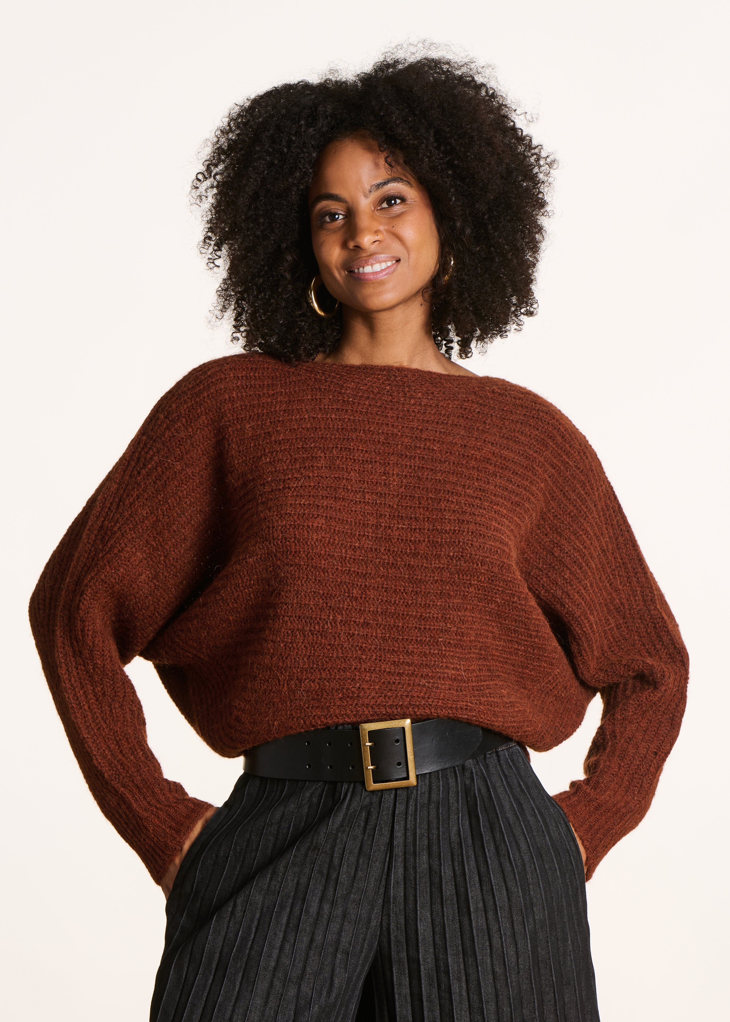 Pull marron en maille manches longues encolure bateau
