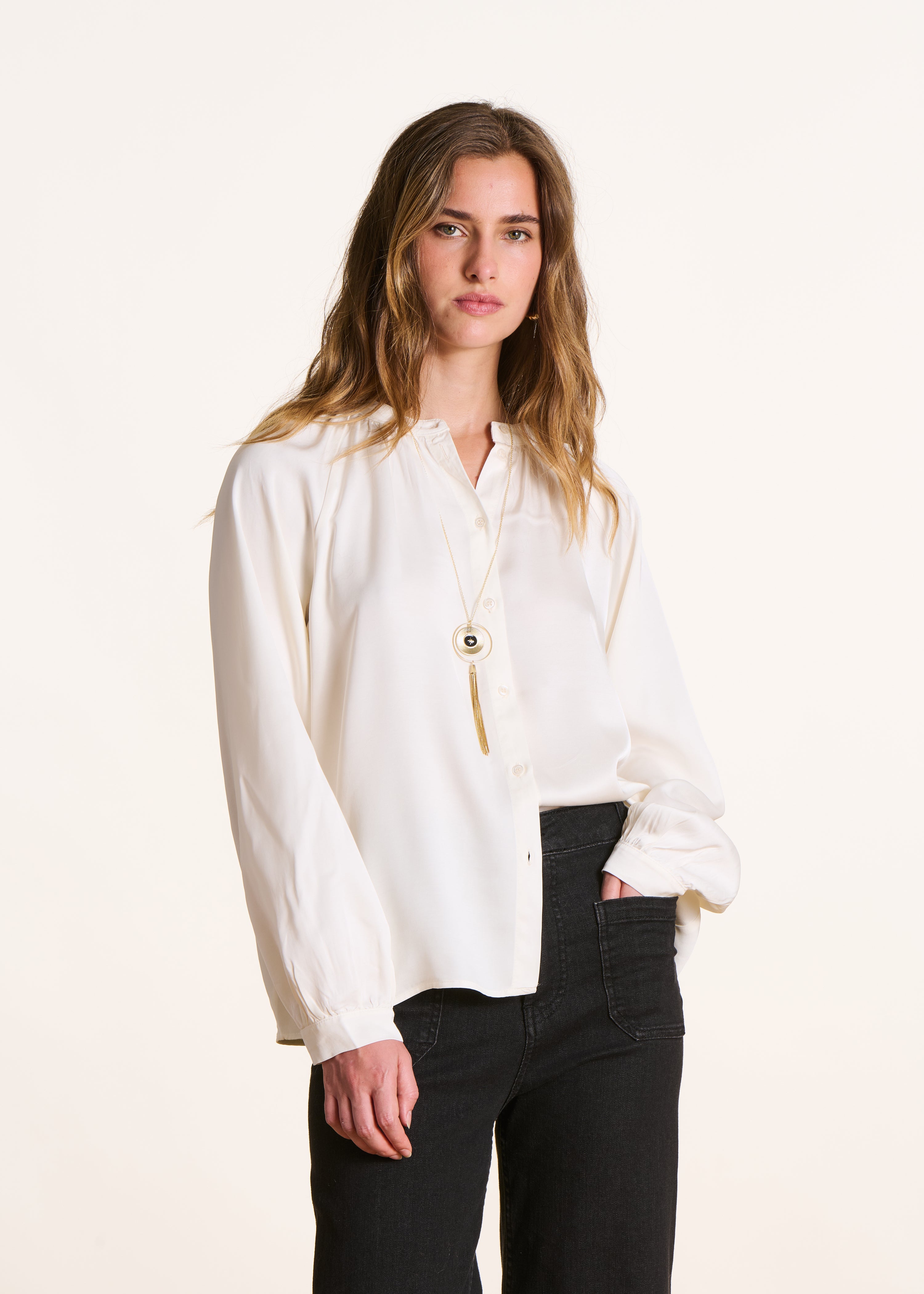 Chemise ample blanc cassé en satin à col rond