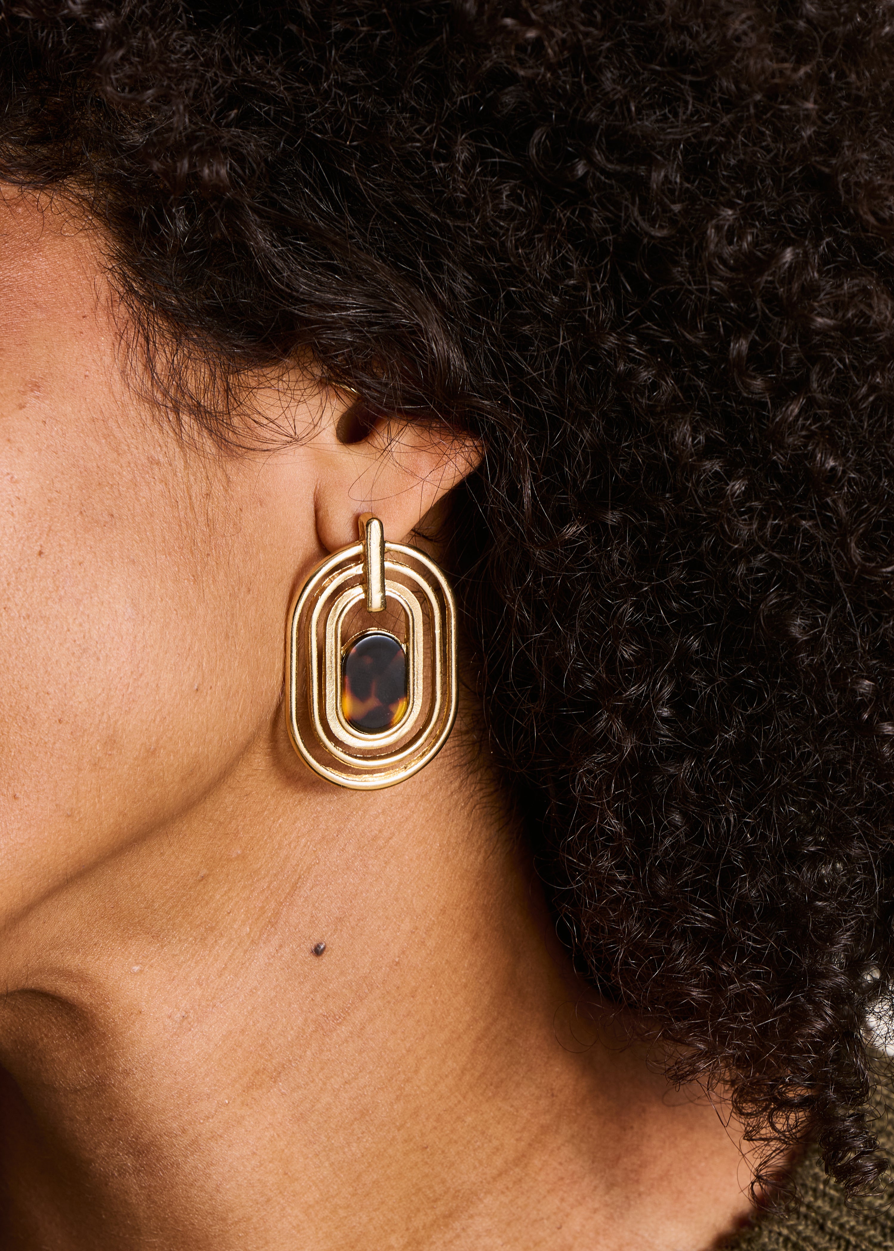 Boucles d'oreilles créoles dorées avec résine bicolore