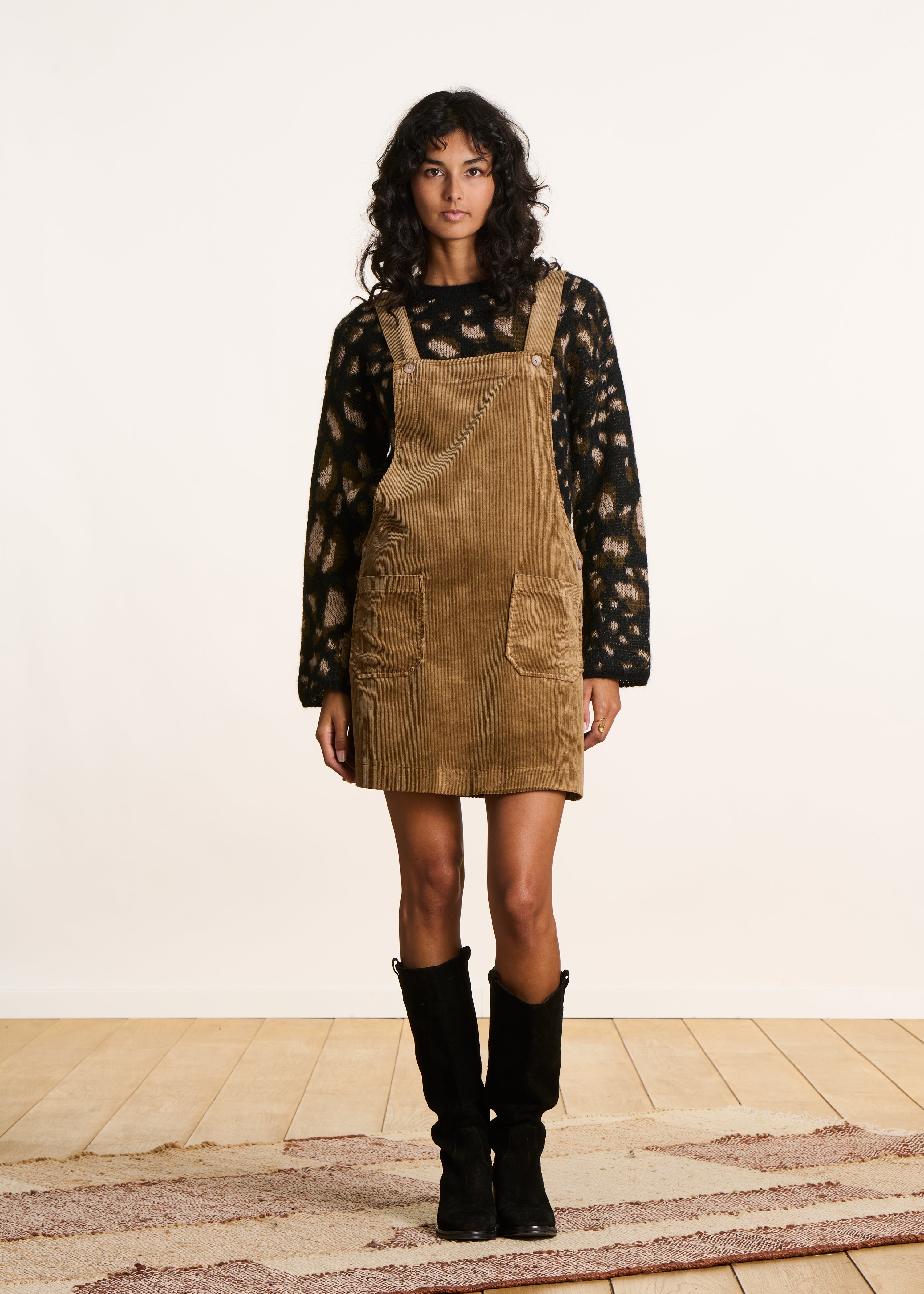 Robe courte chasuble marron en velours côtelé