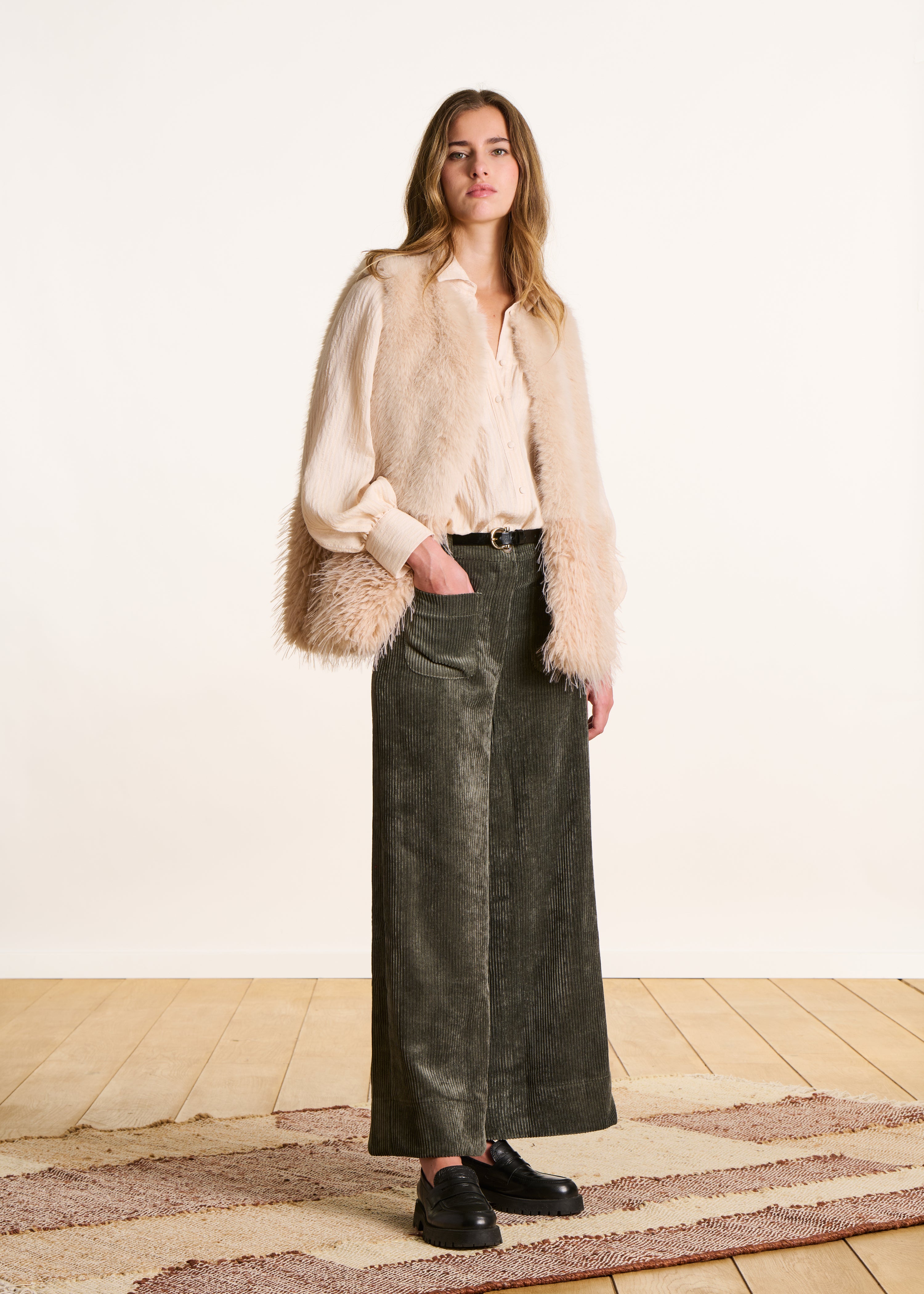 Pantalon cropped large en velours côtelé