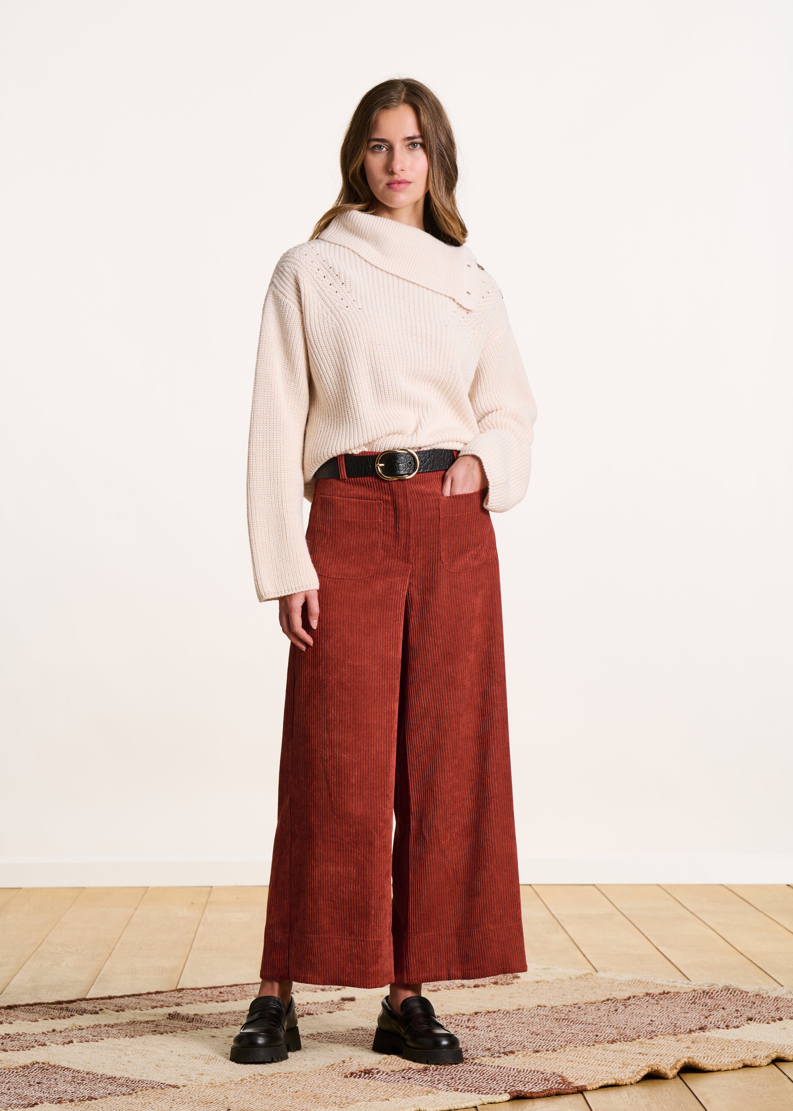 Pantalon cropped large en velours côtelé terracotta