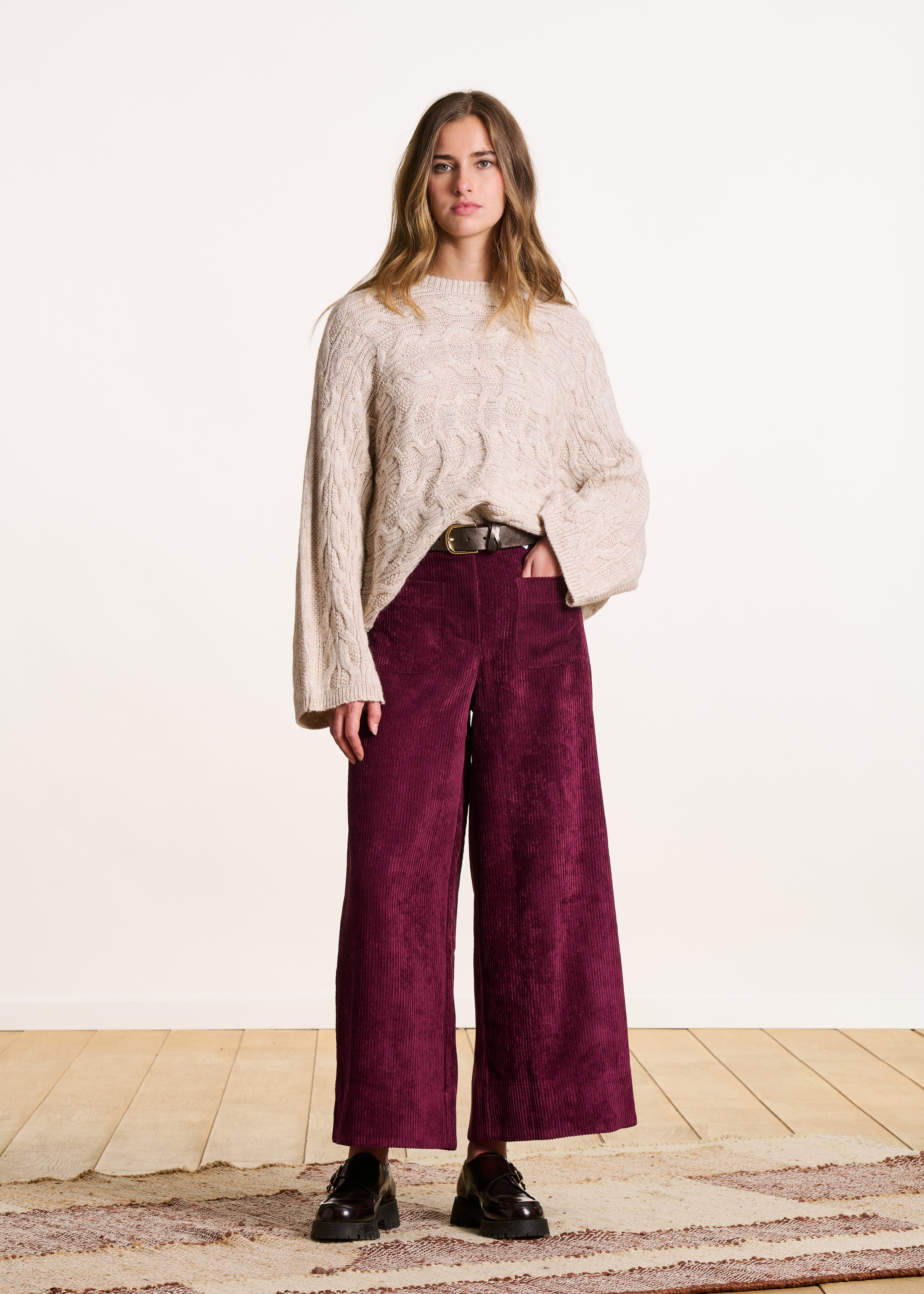 Pantalon cropped large en velours côtelé bordeaux
