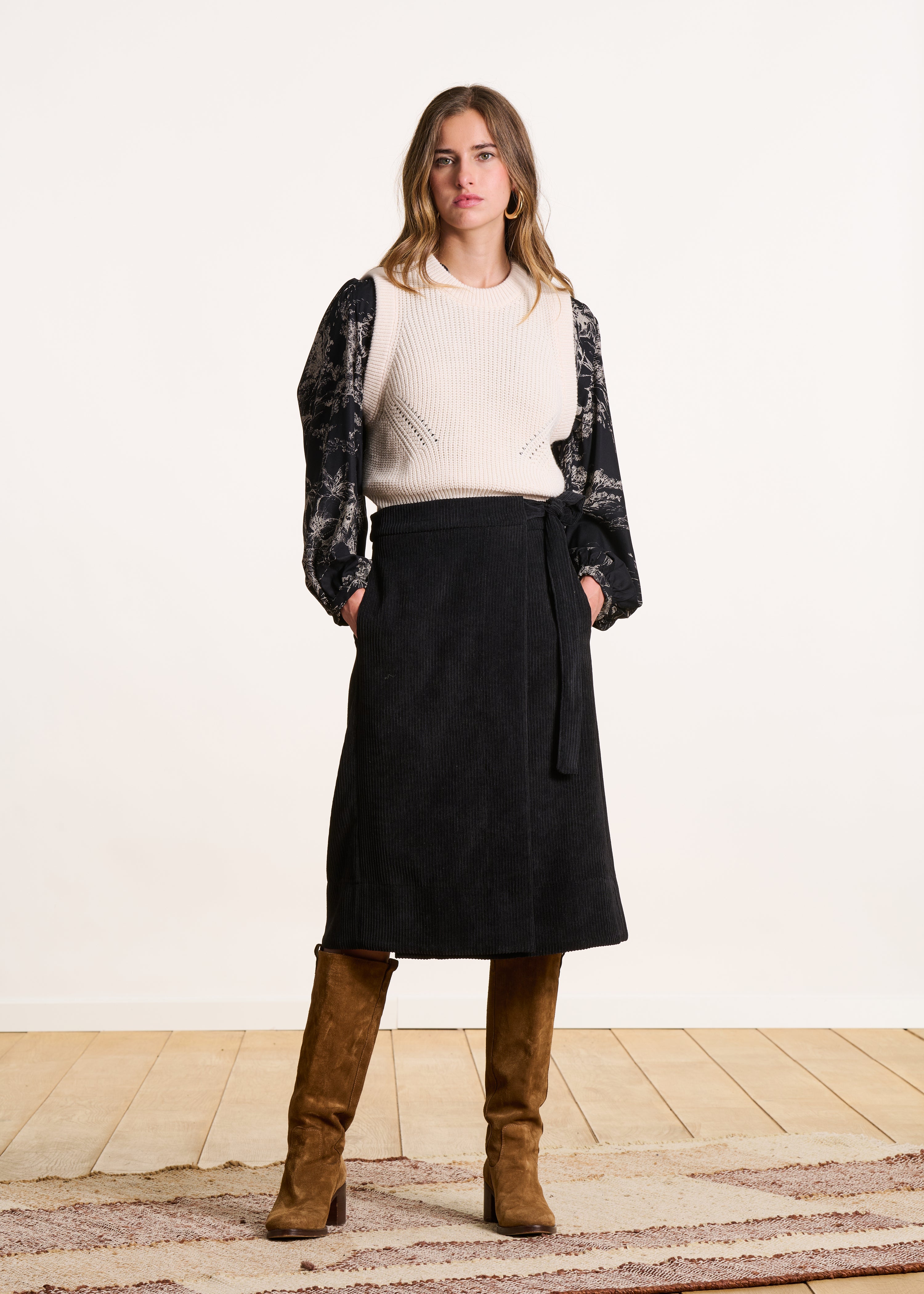 Jupe portefeuille mi-longue en velours côtelé